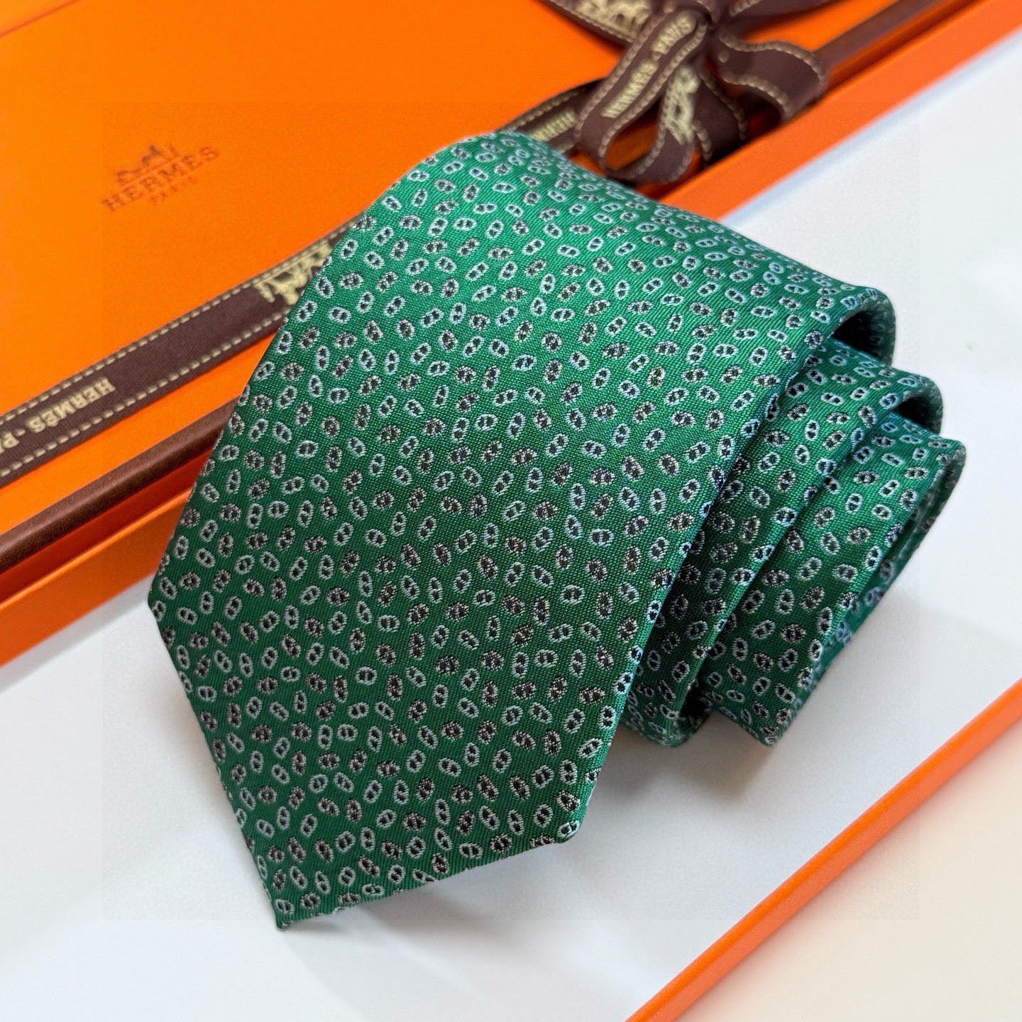 🌾专柜同步新款【小锚链领带】稀有H家每年都有一千条不同印花的领带面世，从最初的多以几何图案表现骑术活动为