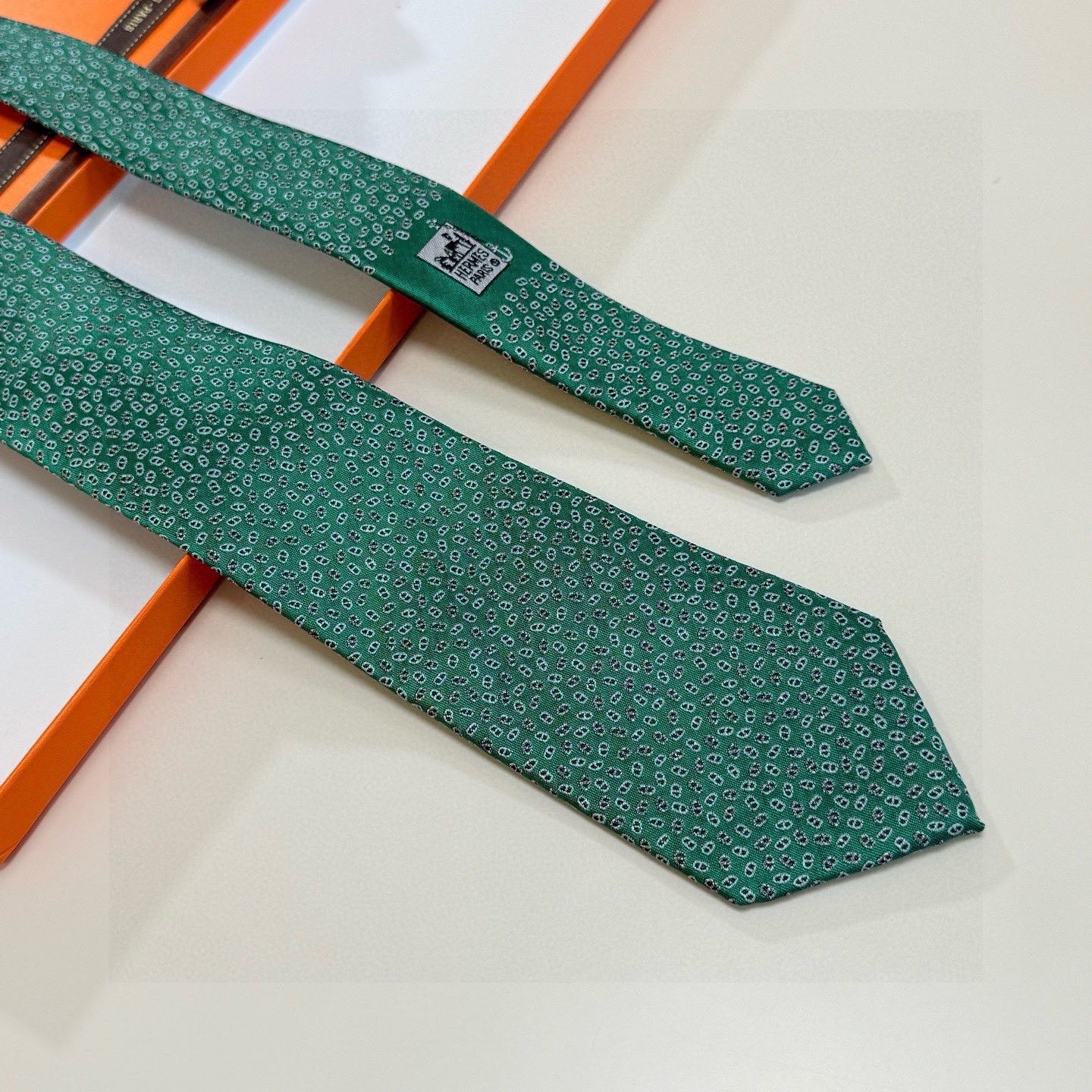 🌾专柜同步新款【小锚链领带】稀有H家每年都有一千条不同印花的领带面世，从最初的多以几何图案表现骑术活动为