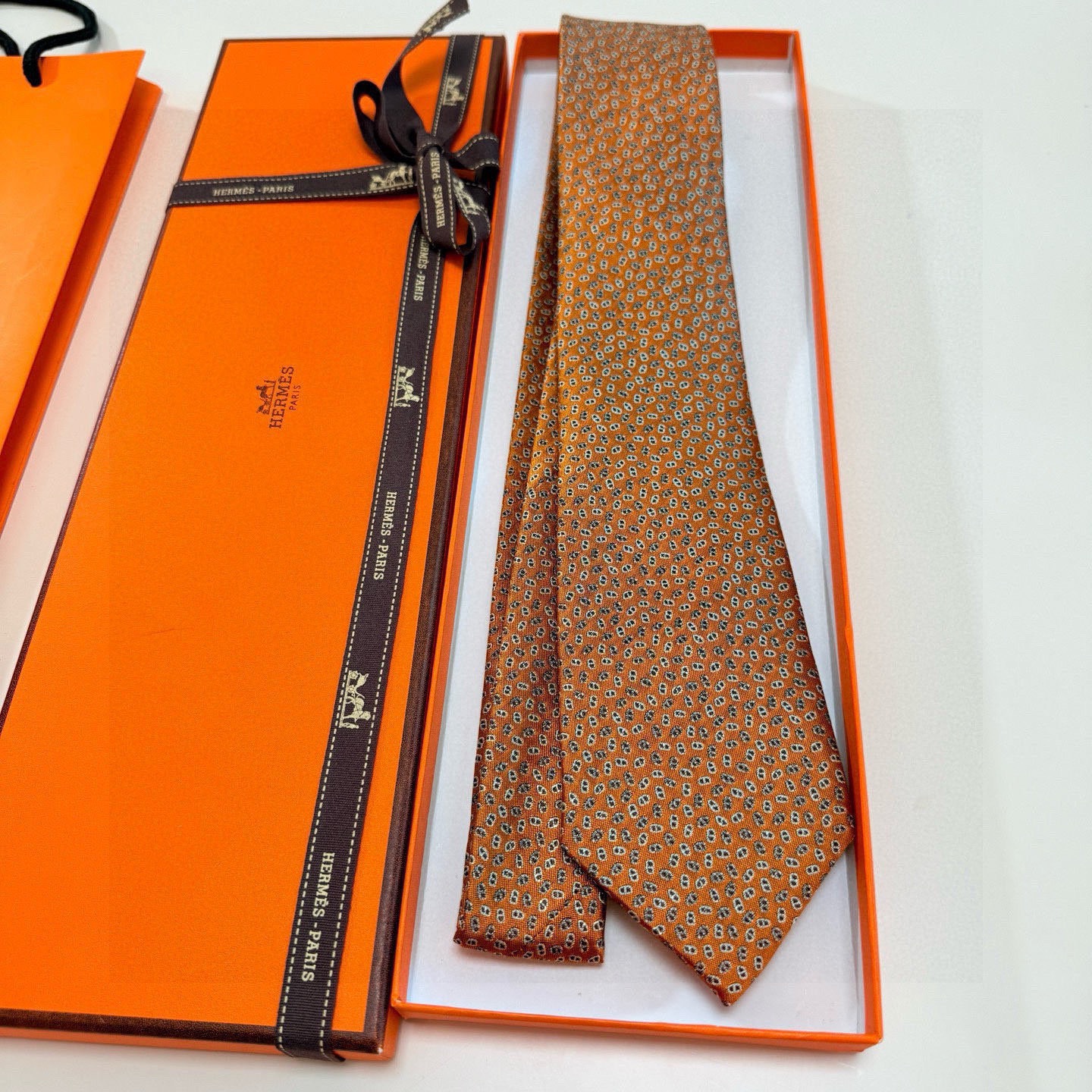 🌾专柜同步新款【小锚链领带】稀有H家每年都有一千条不同印花的领带面世，从最初的多以几何图案表现骑术活动为