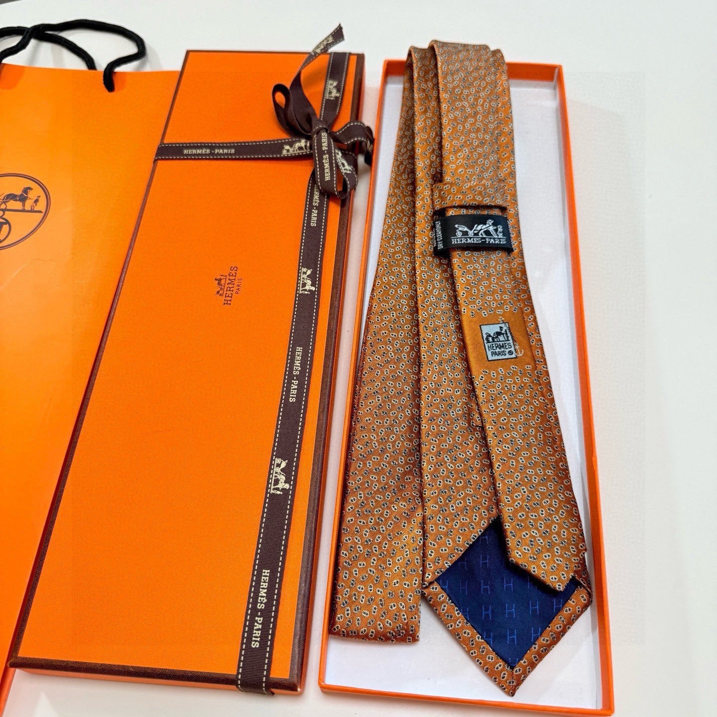 🌾专柜同步新款【小锚链领带】稀有H家每年都有一千条不同印花的领带面世，从最初的多以几何图案表现骑术活动为