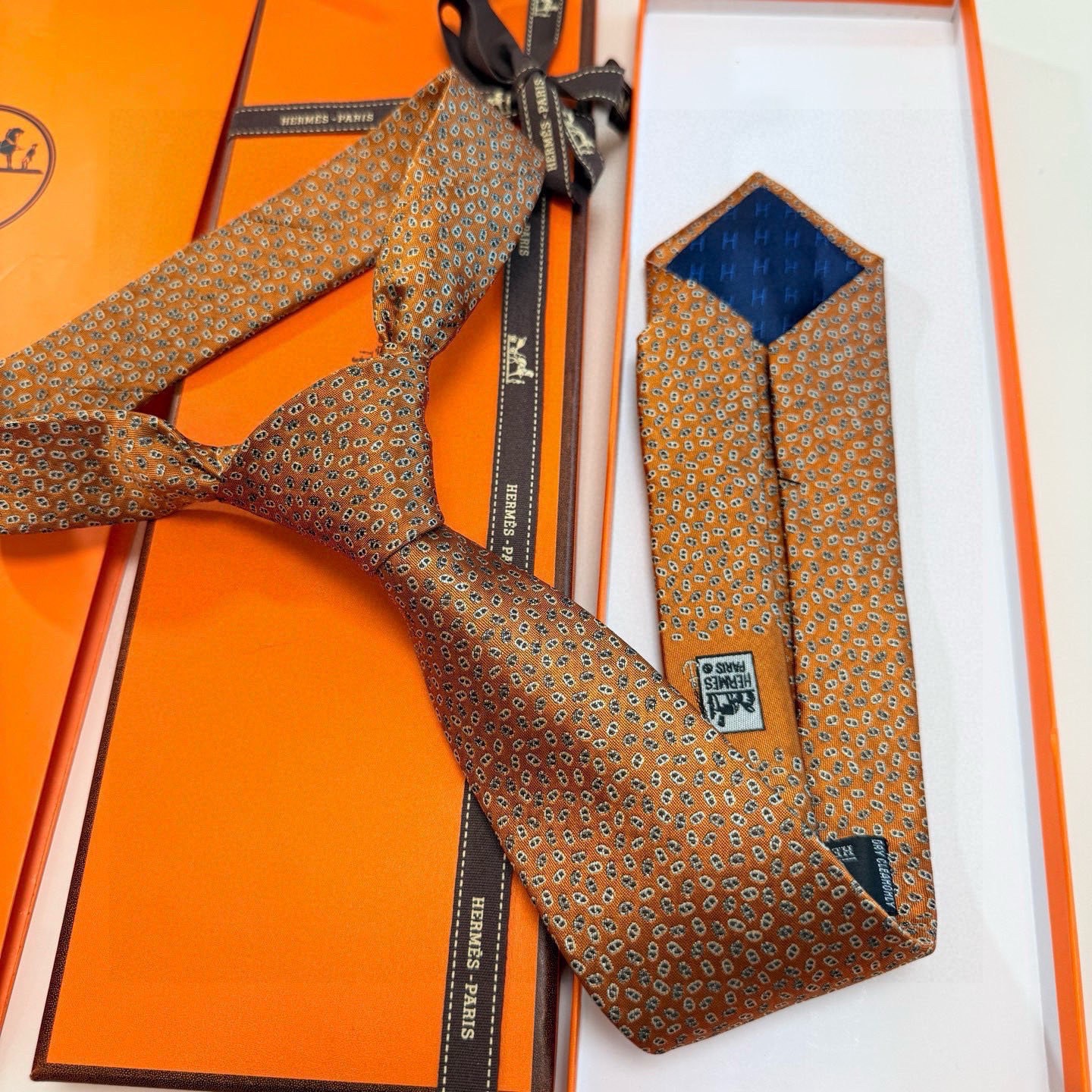 🌾专柜同步新款【小锚链领带】稀有H家每年都有一千条不同印花的领带面世，从最初的多以几何图案表现骑术活动为