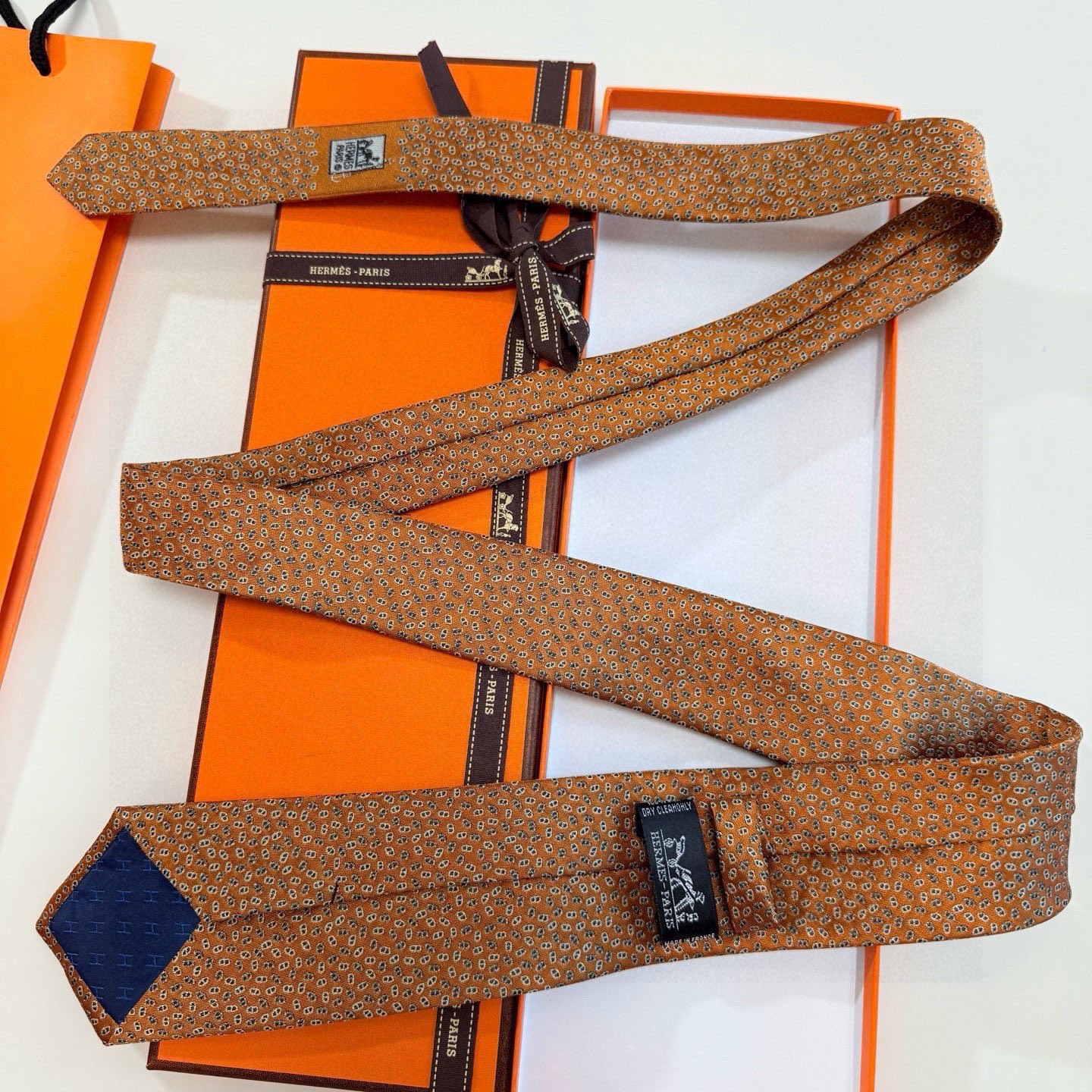 🌾专柜同步新款【小锚链领带】稀有H家每年都有一千条不同印花的领带面世，从最初的多以几何图案表现骑术活动为