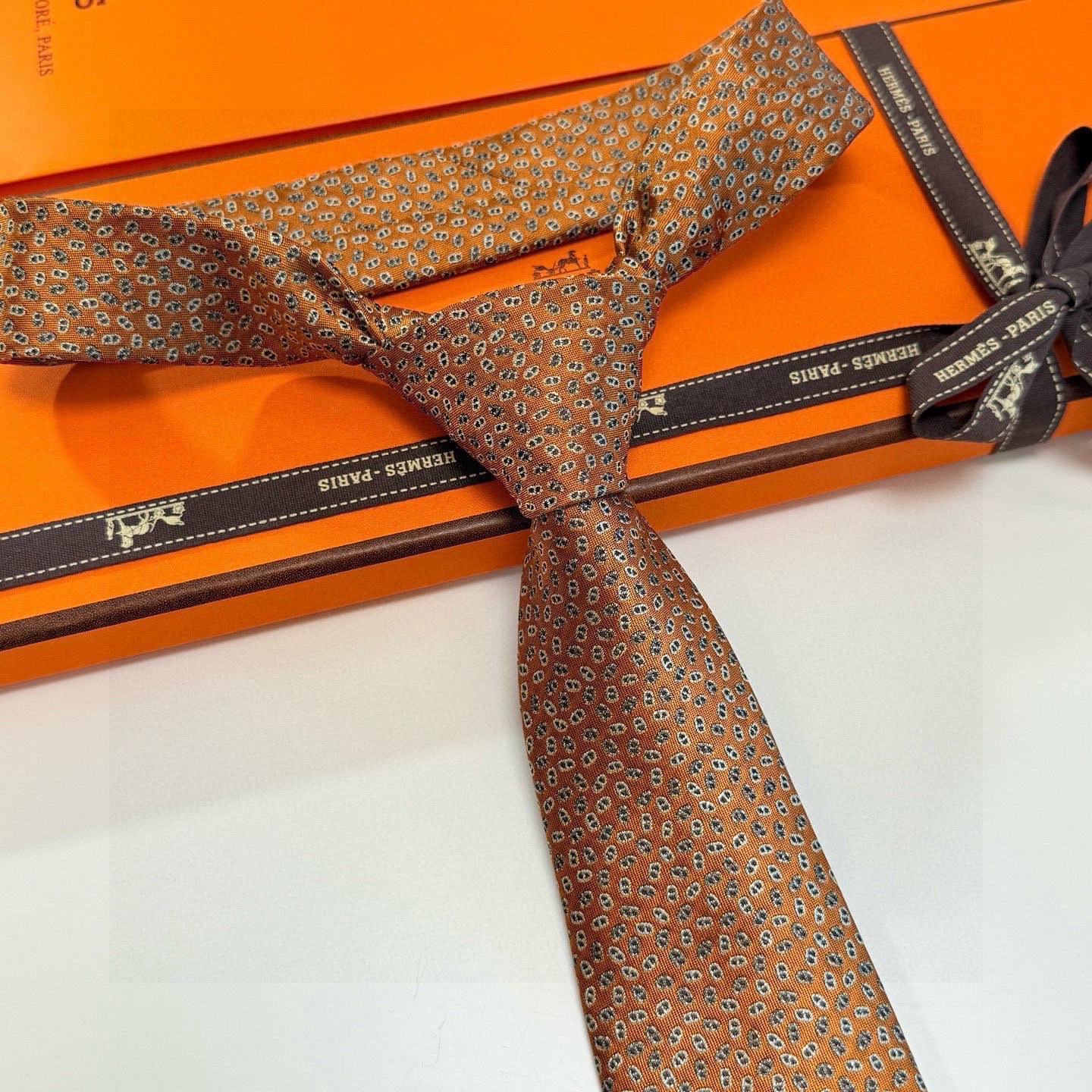🌾专柜同步新款【小锚链领带】稀有H家每年都有一千条不同印花的领带面世，从最初的多以几何图案表现骑术活动为