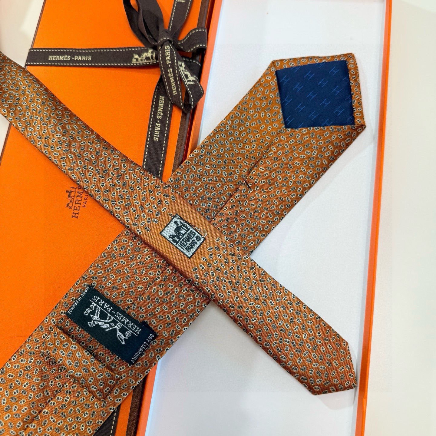 🌾专柜同步新款【小锚链领带】稀有H家每年都有一千条不同印花的领带面世，从最初的多以几何图案表现骑术活动为
