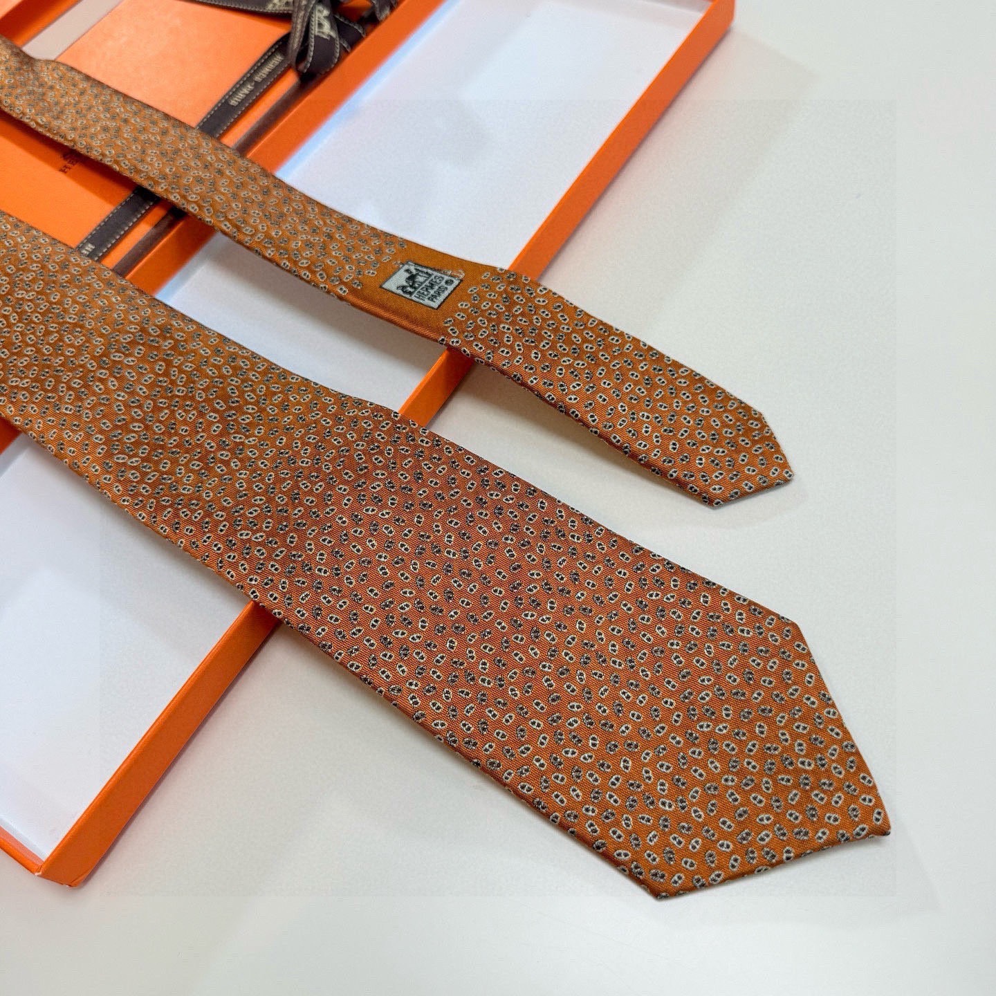 🌾专柜同步新款【小锚链领带】稀有H家每年都有一千条不同印花的领带面世，从最初的多以几何图案表现骑术活动为