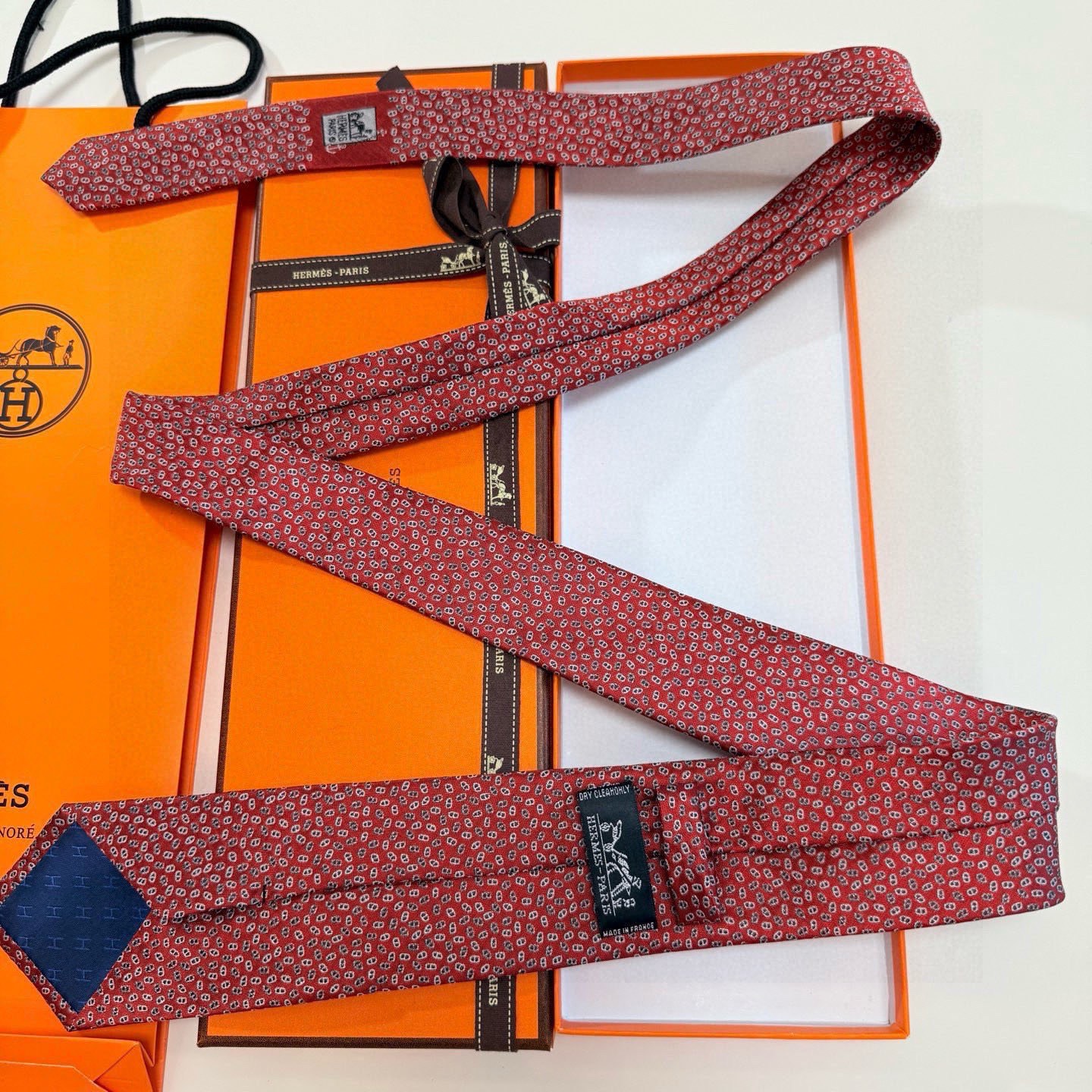 🌾专柜同步新款【小锚链领带】稀有H家每年都有一千条不同印花的领带面世，从最初的多以几何图案表现骑术活动为