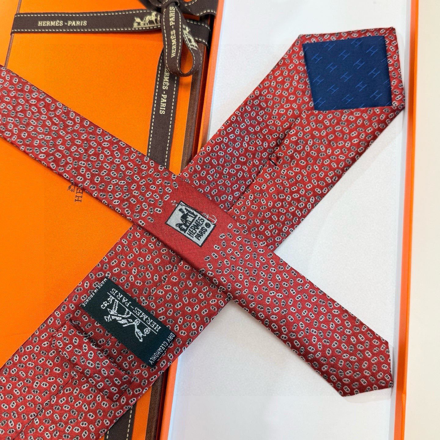 🌾专柜同步新款【小锚链领带】稀有H家每年都有一千条不同印花的领带面世，从最初的多以几何图案表现骑术活动为