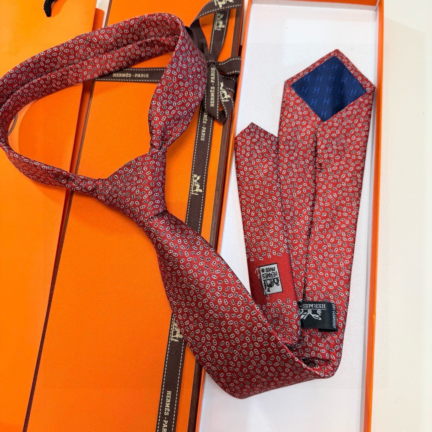 🌾专柜同步新款【小锚链领带】稀有H家每年都有一千条不同印花的领带面世，从最初的多以几何图案表现骑术活动为