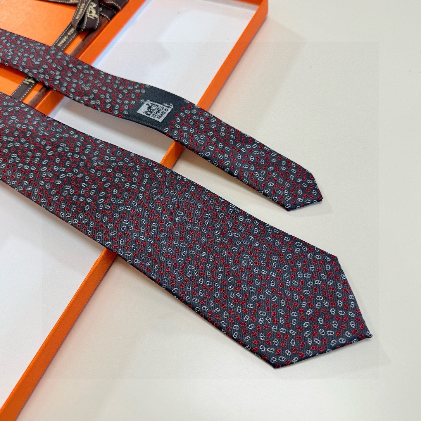 🌾专柜同步新款【小锚链领带】稀有H家每年都有一千条不同印花的领带面世，从最初的多以几何图案表现骑术活动为