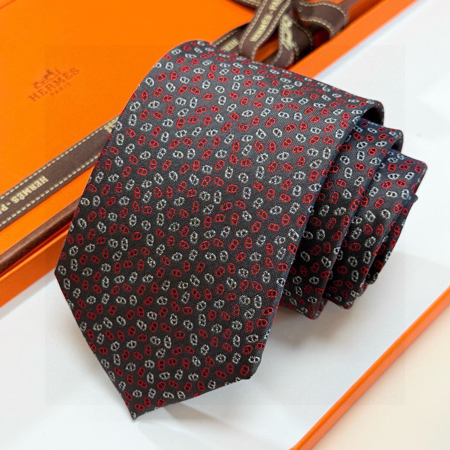 🌾专柜同步新款【小锚链领带】稀有H家每年都有一千条不同印花的领带面世，从最初的多以几何图案表现骑术活动为