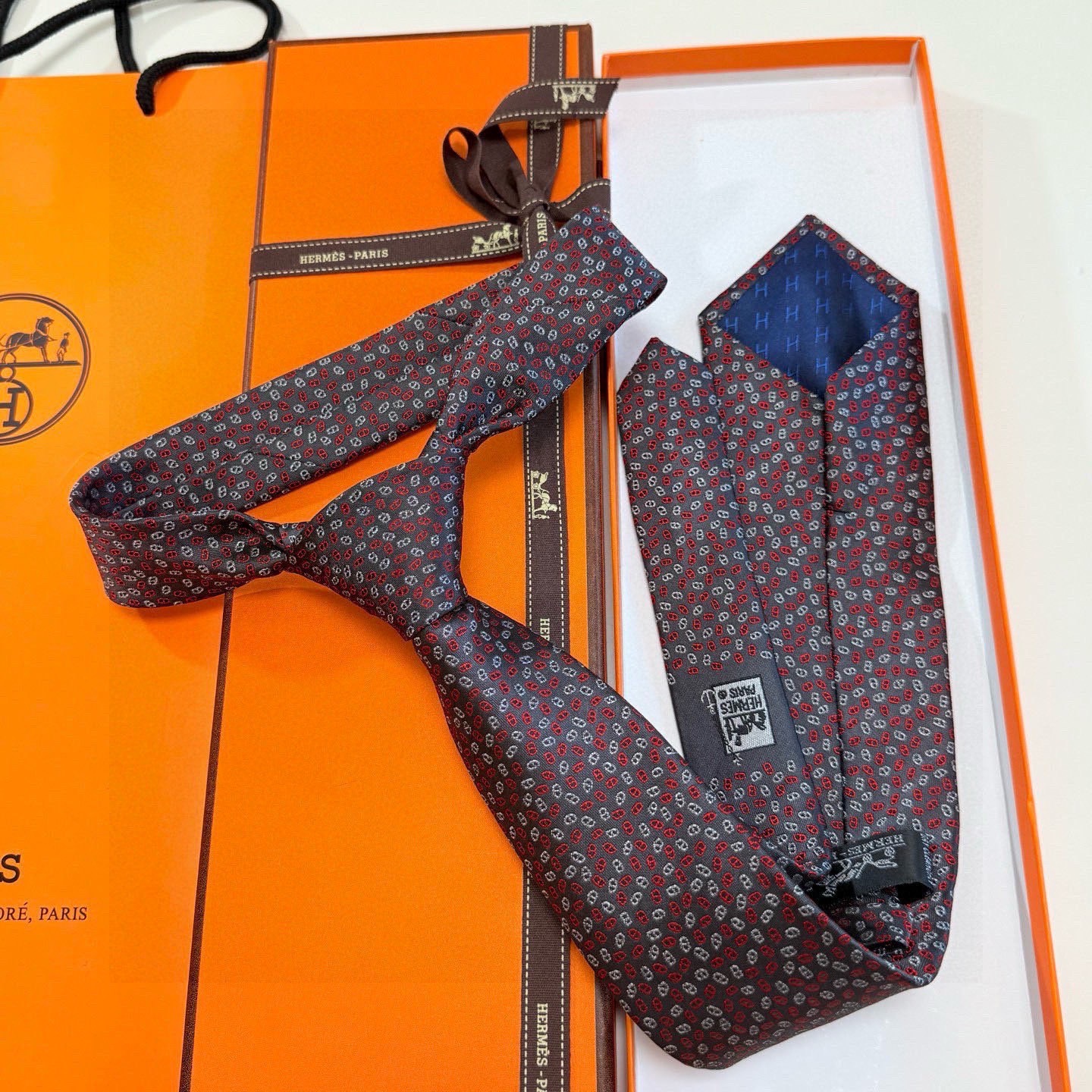 🌾专柜同步新款【小锚链领带】稀有H家每年都有一千条不同印花的领带面世，从最初的多以几何图案表现骑术活动为