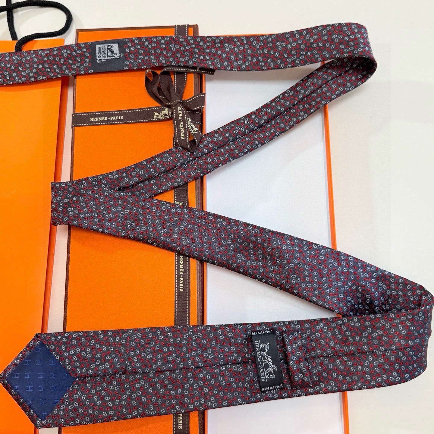 🌾专柜同步新款【小锚链领带】稀有H家每年都有一千条不同印花的领带面世，从最初的多以几何图案表现骑术活动为
