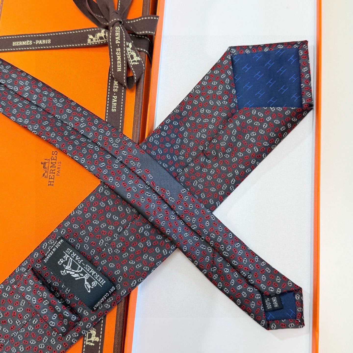 🌾专柜同步新款【小锚链领带】稀有H家每年都有一千条不同印花的领带面世，从最初的多以几何图案表现骑术活动为