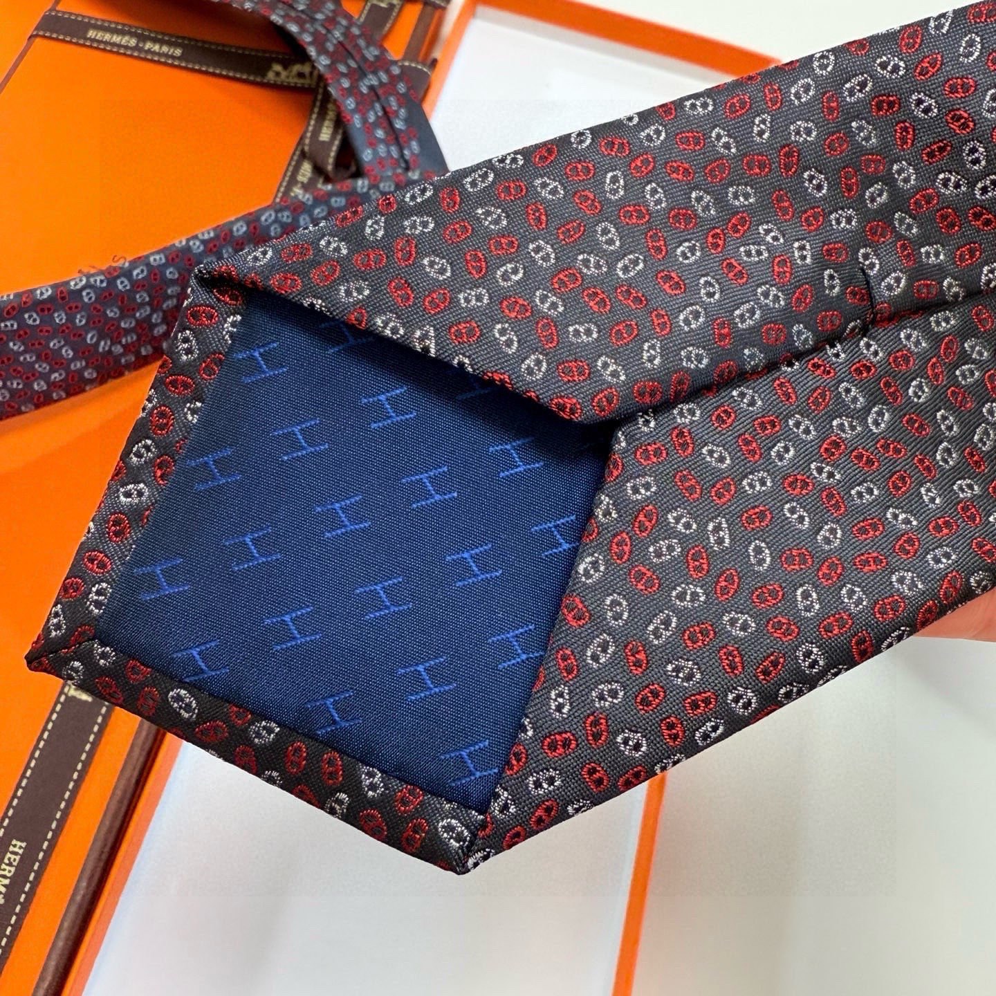 🌾专柜同步新款【小锚链领带】稀有H家每年都有一千条不同印花的领带面世，从最初的多以几何图案表现骑术活动为