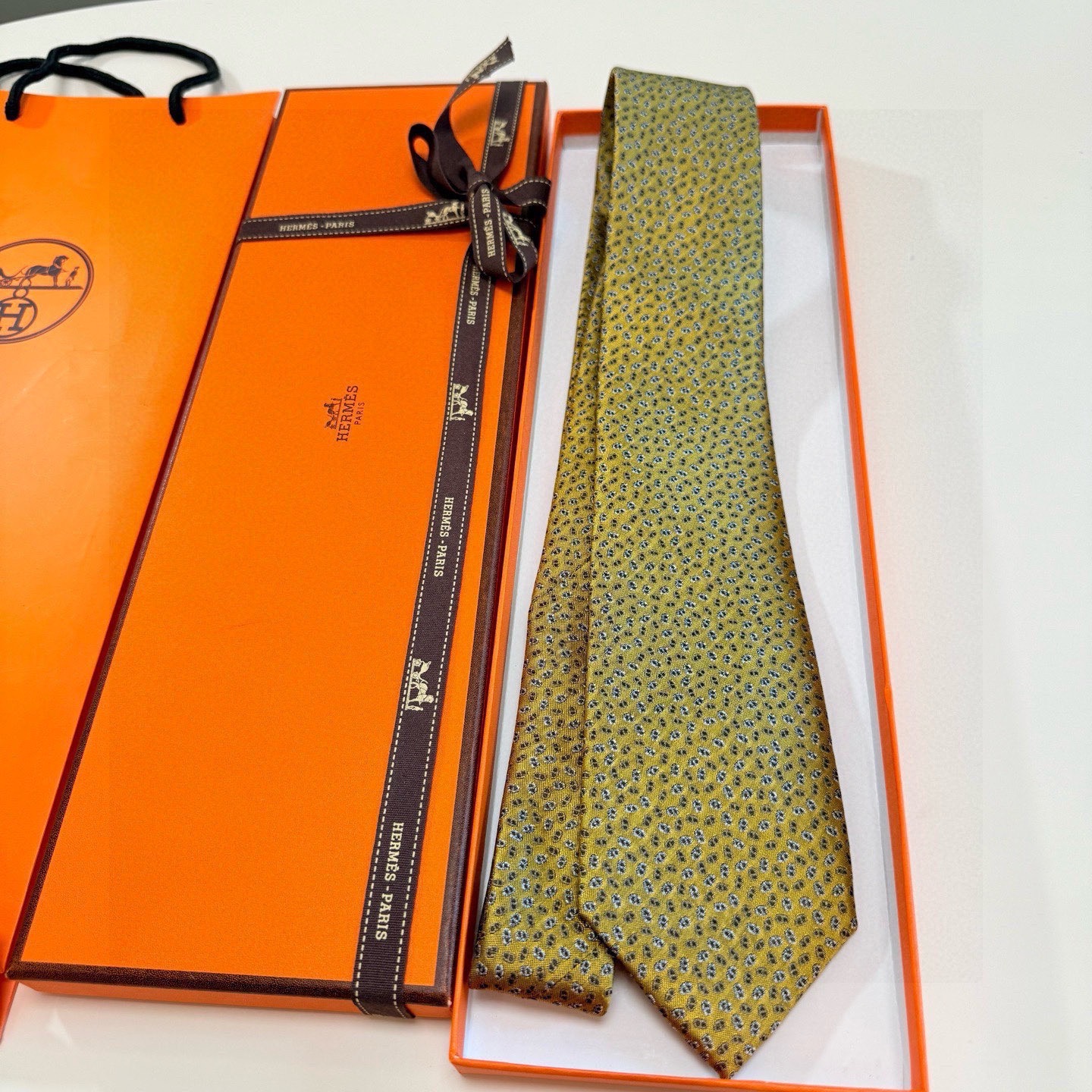 🌾专柜同步新款【小锚链领带】稀有H家每年都有一千条不同印花的领带面世，从最初的多以几何图案表现骑术活动为