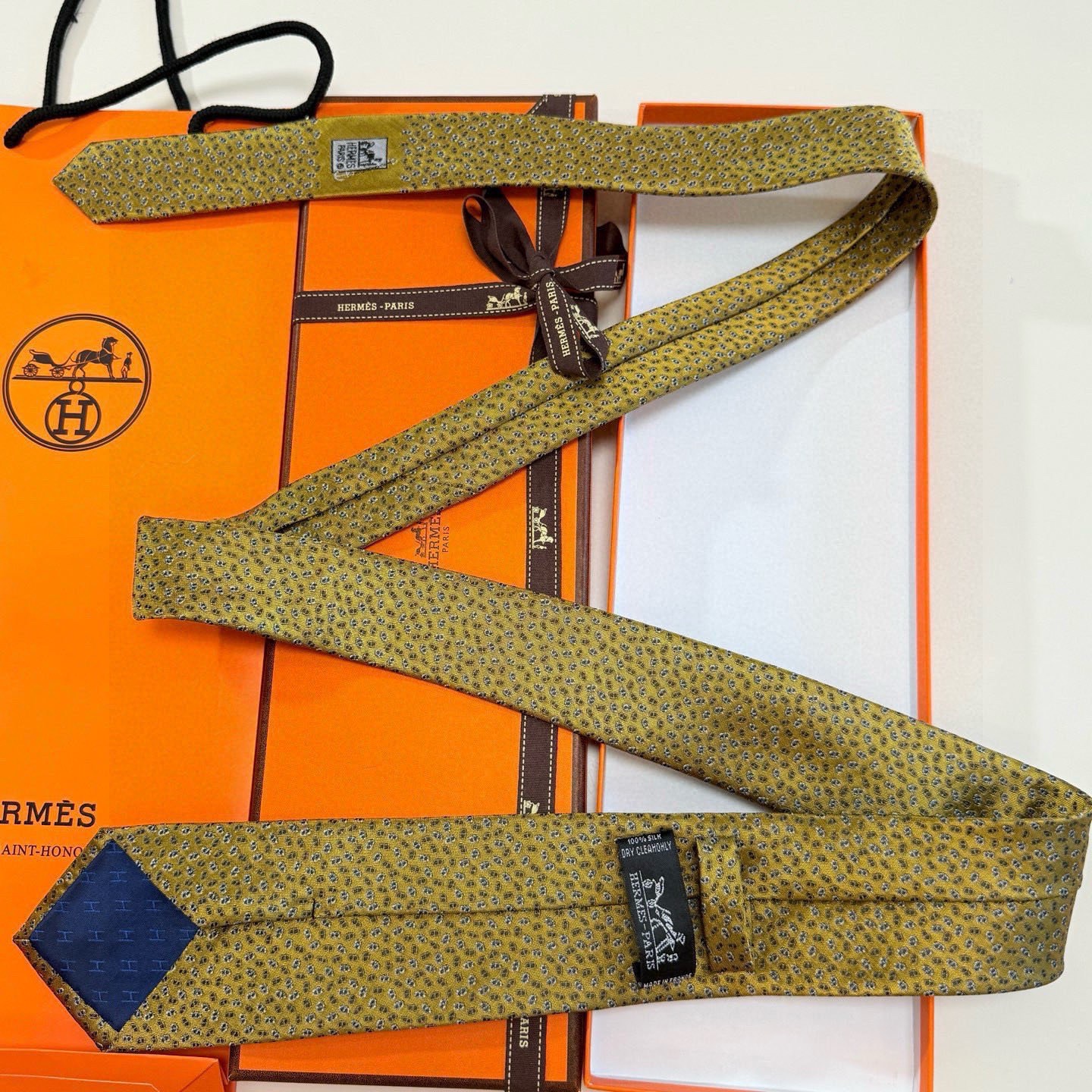 🌾专柜同步新款【小锚链领带】稀有H家每年都有一千条不同印花的领带面世，从最初的多以几何图案表现骑术活动为