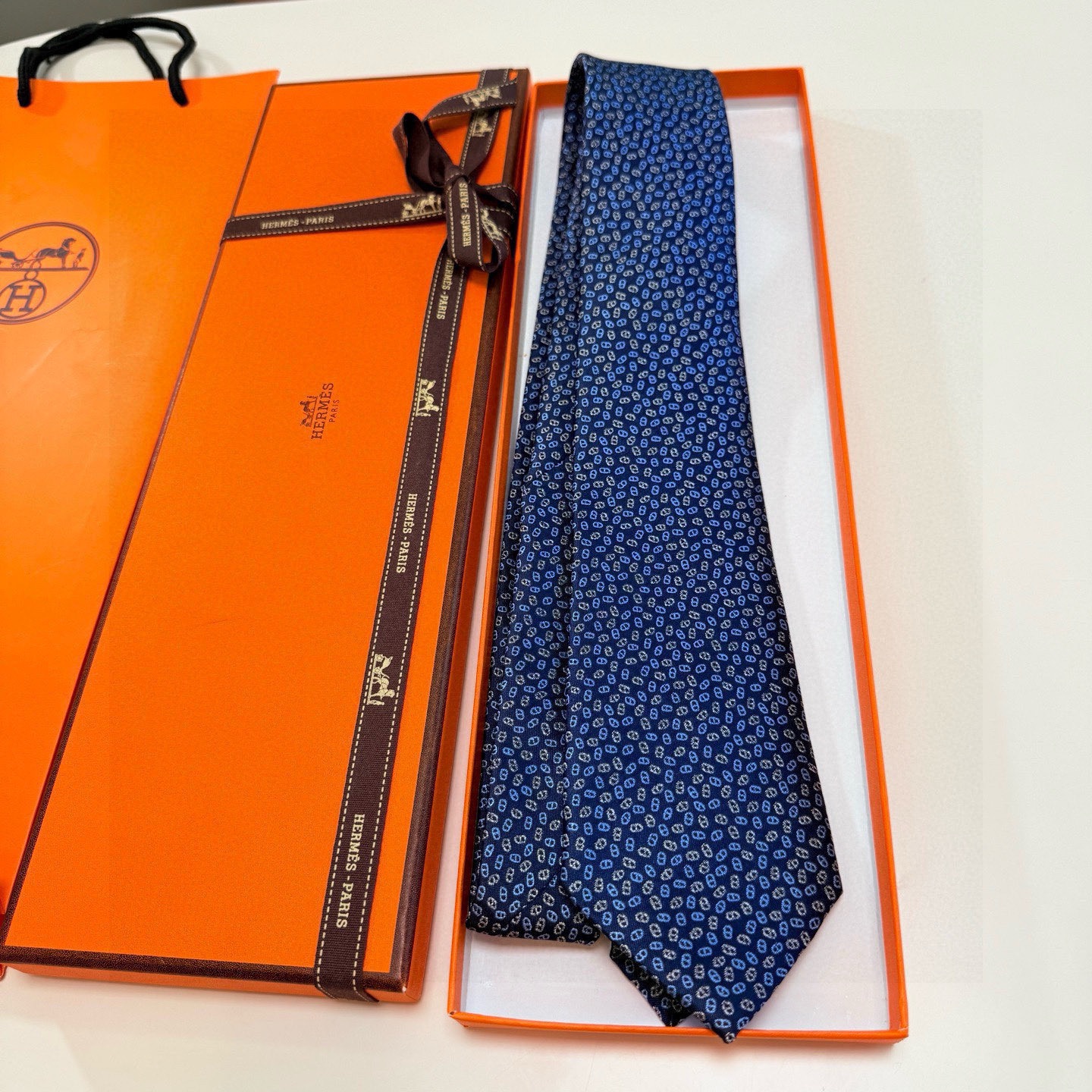 🌾专柜同步新款【小锚链领带】稀有H家每年都有一千条不同印花的领带面世，从最初的多以几何图案表现骑术活动为