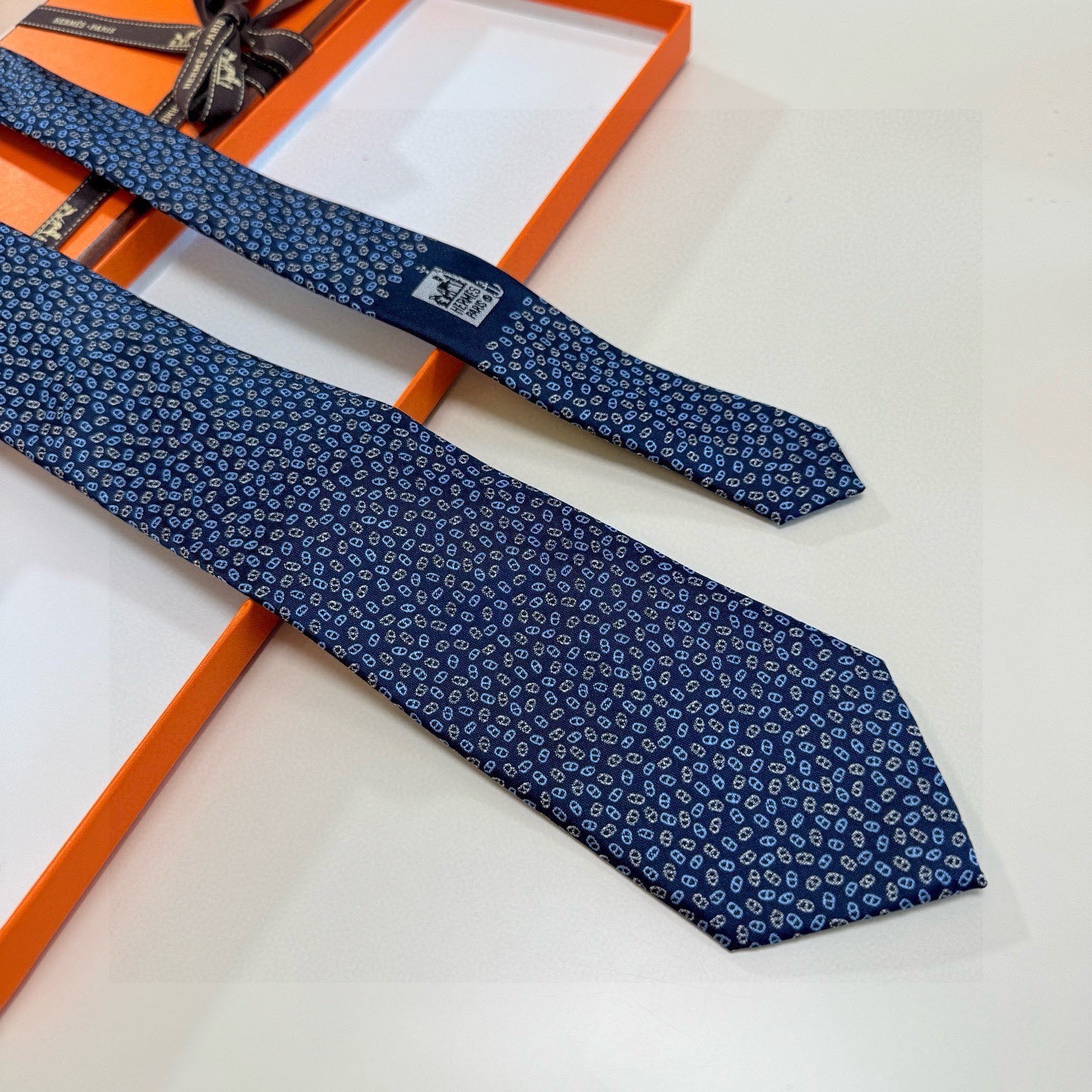 🌾专柜同步新款【小锚链领带】稀有H家每年都有一千条不同印花的领带面世，从最初的多以几何图案表现骑术活动为