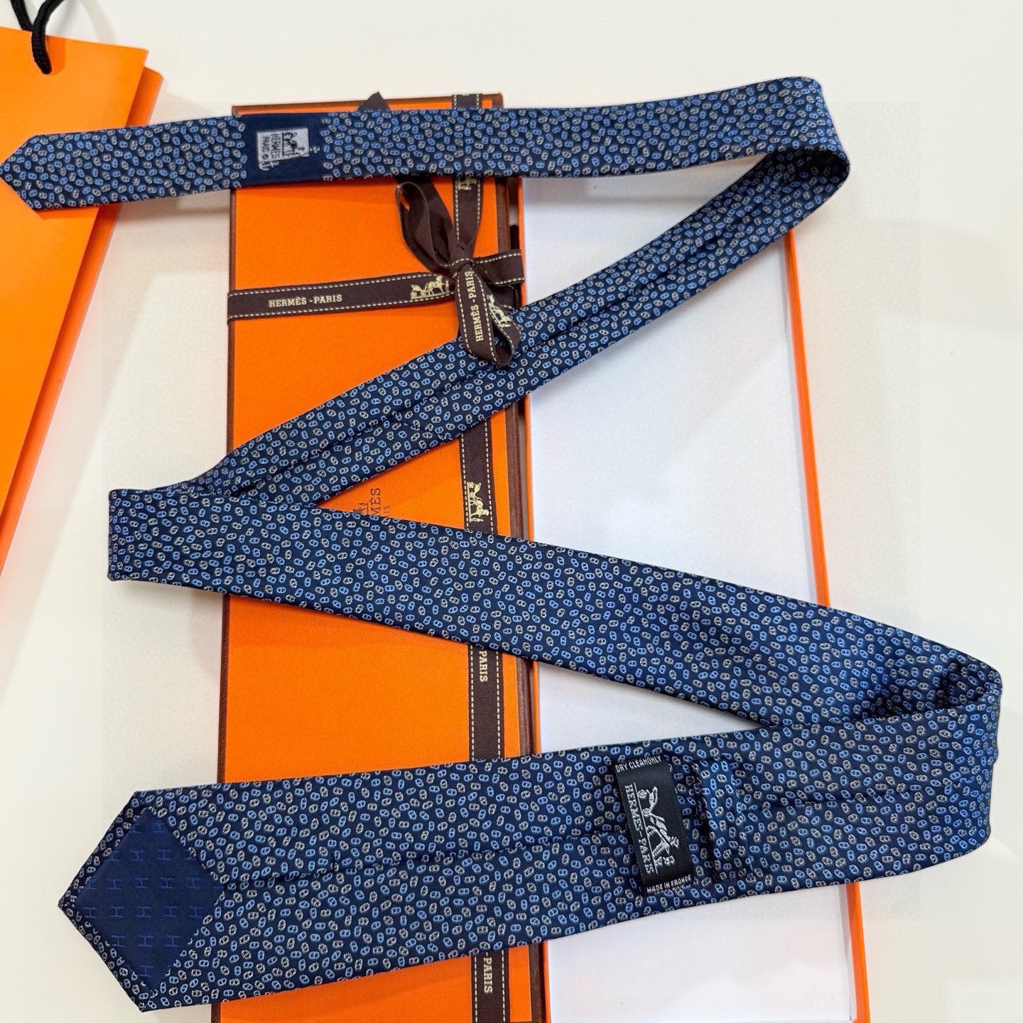 🌾专柜同步新款【小锚链领带】稀有H家每年都有一千条不同印花的领带面世，从最初的多以几何图案表现骑术活动为