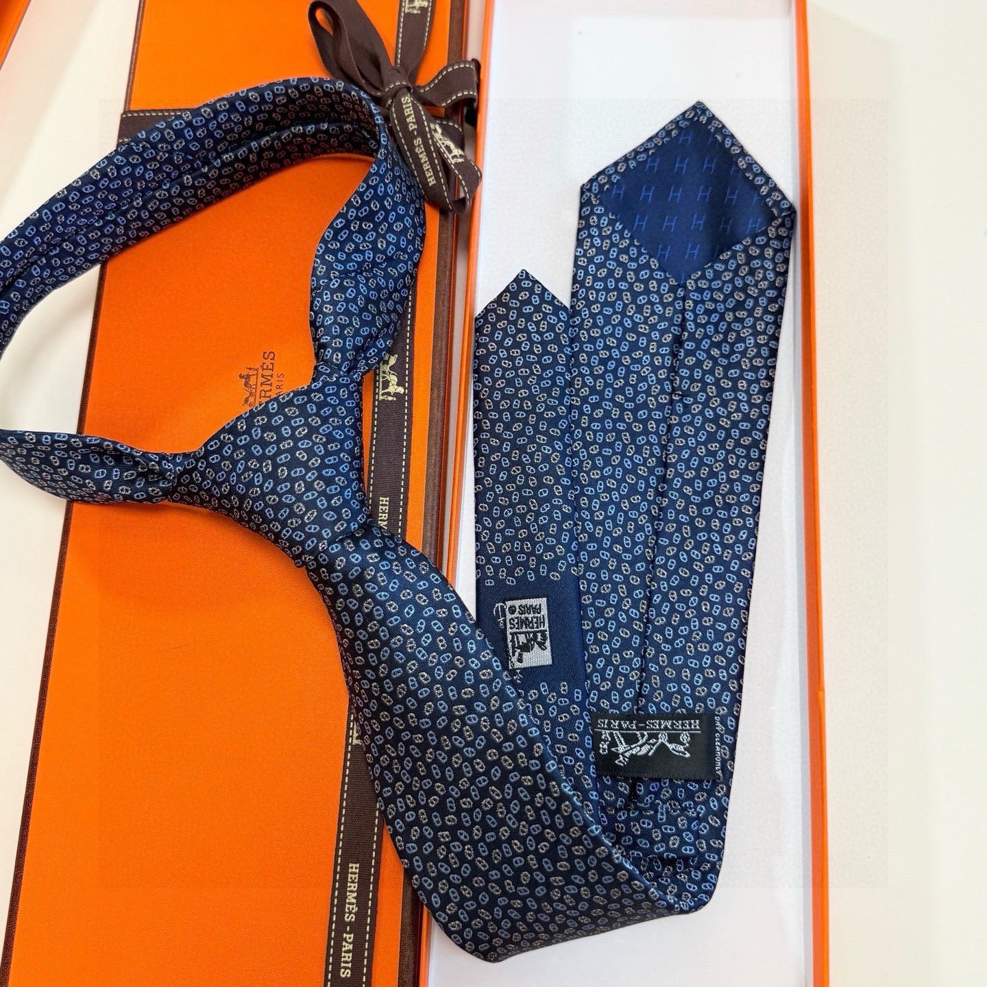 🌾专柜同步新款【小锚链领带】稀有H家每年都有一千条不同印花的领带面世，从最初的多以几何图案表现骑术活动为