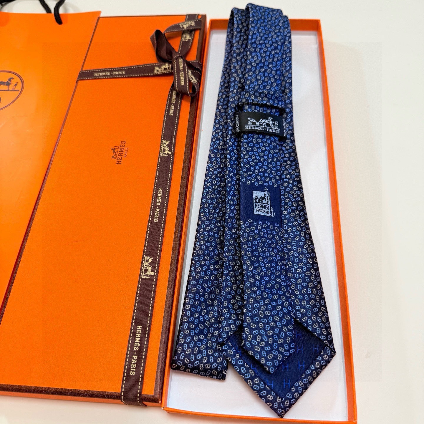 🌾专柜同步新款【小锚链领带】稀有H家每年都有一千条不同印花的领带面世，从最初的多以几何图案表现骑术活动为