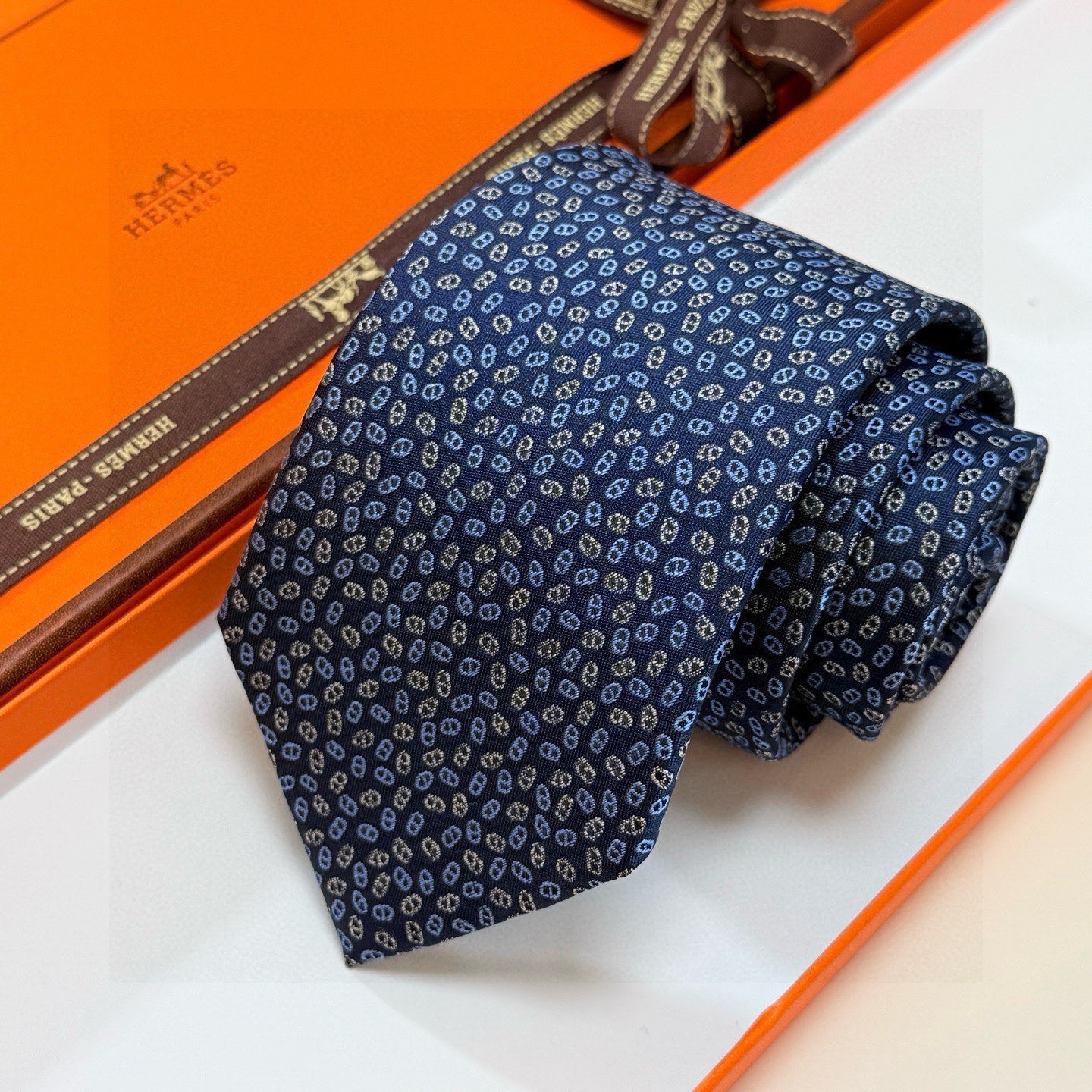 🌾专柜同步新款【小锚链领带】稀有H家每年都有一千条不同印花的领带面世，从最初的多以几何图案表现骑术活动为