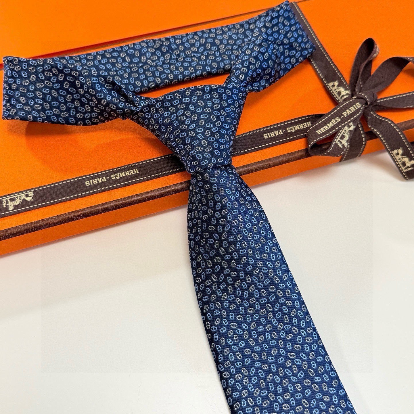 🌾专柜同步新款【小锚链领带】稀有H家每年都有一千条不同印花的领带面世，从最初的多以几何图案表现骑术活动为