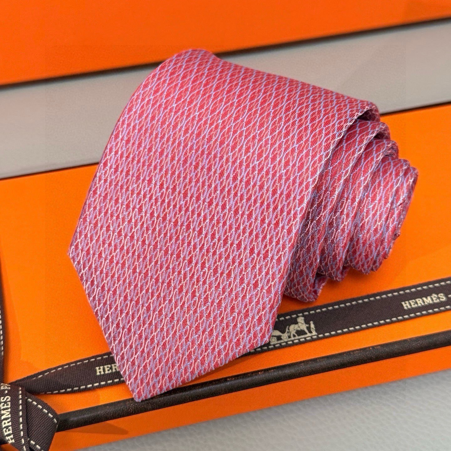 🌾👨‍✈男士新款领带系列【H网状印花领带】👔👔，稀有H家每年都有一千条不同印花的领带面世，从最初的多以几