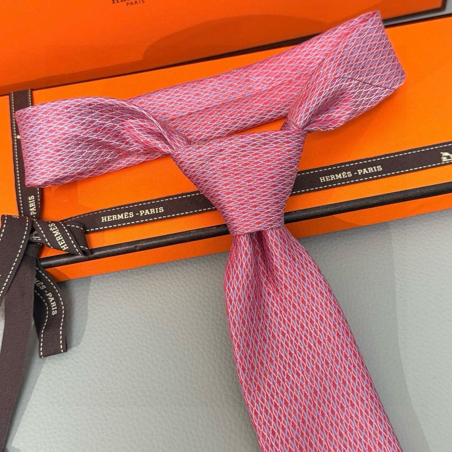 🌾👨‍✈男士新款领带系列【H网状印花领带】👔👔，稀有H家每年都有一千条不同印花的领带面世，从最初的多以几