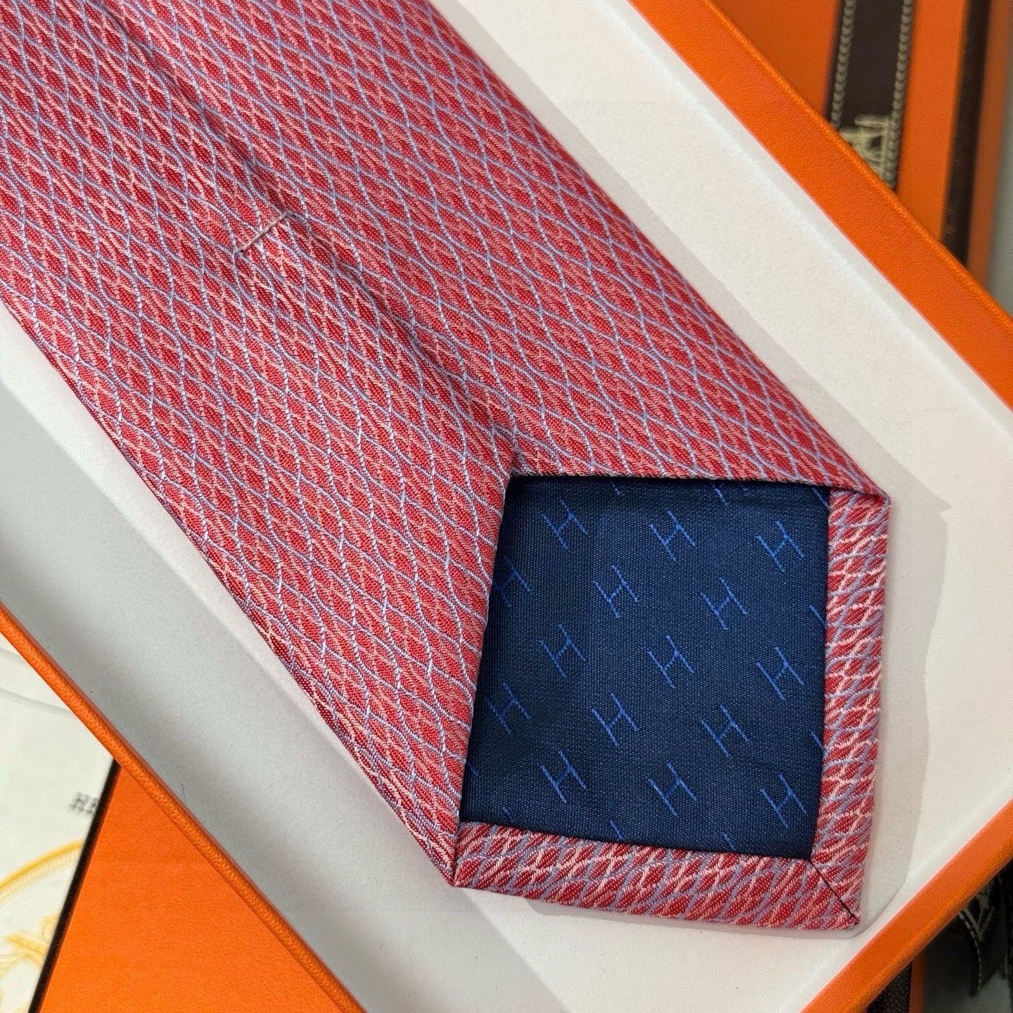 🌾👨‍✈男士新款领带系列【H网状印花领带】👔👔，稀有H家每年都有一千条不同印花的领带面世，从最初的多以几