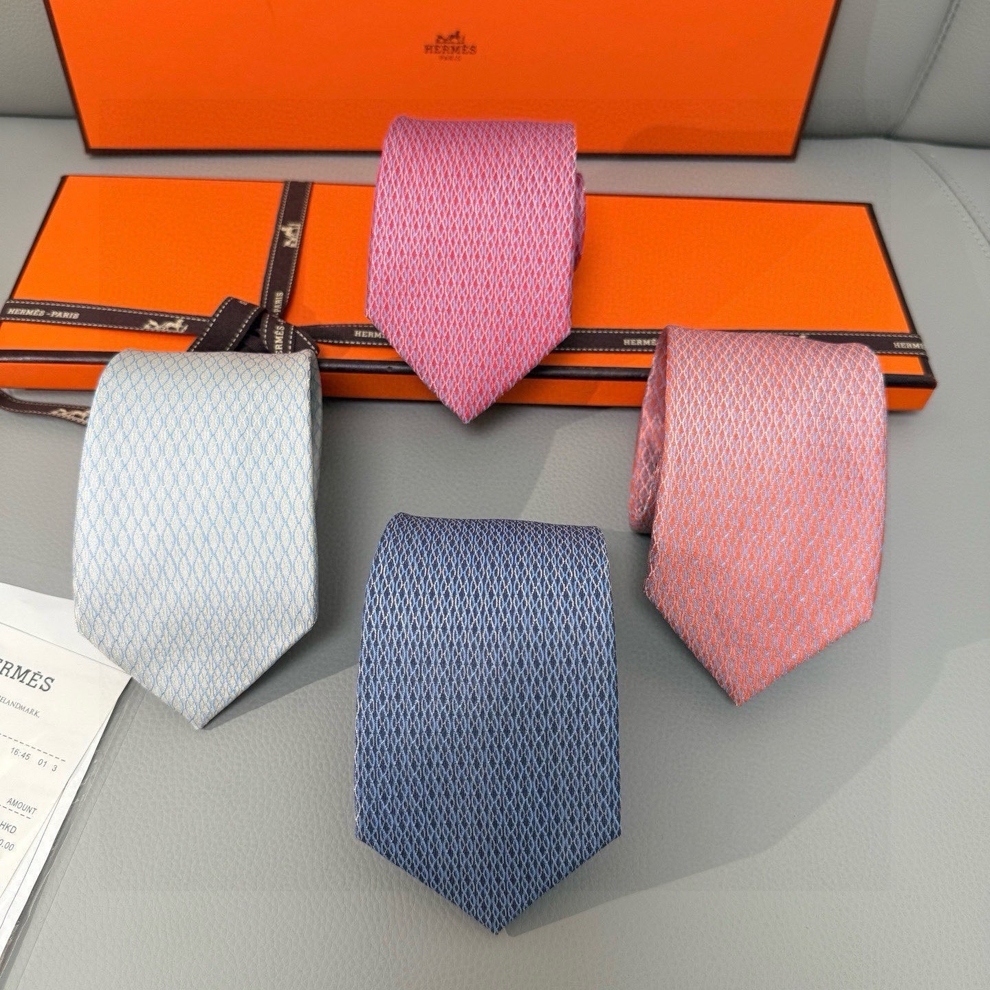 🌾👨‍✈男士新款领带系列【H网状印花领带】👔👔，稀有H家每年都有一千条不同印花的领带面世，从最初的多以几