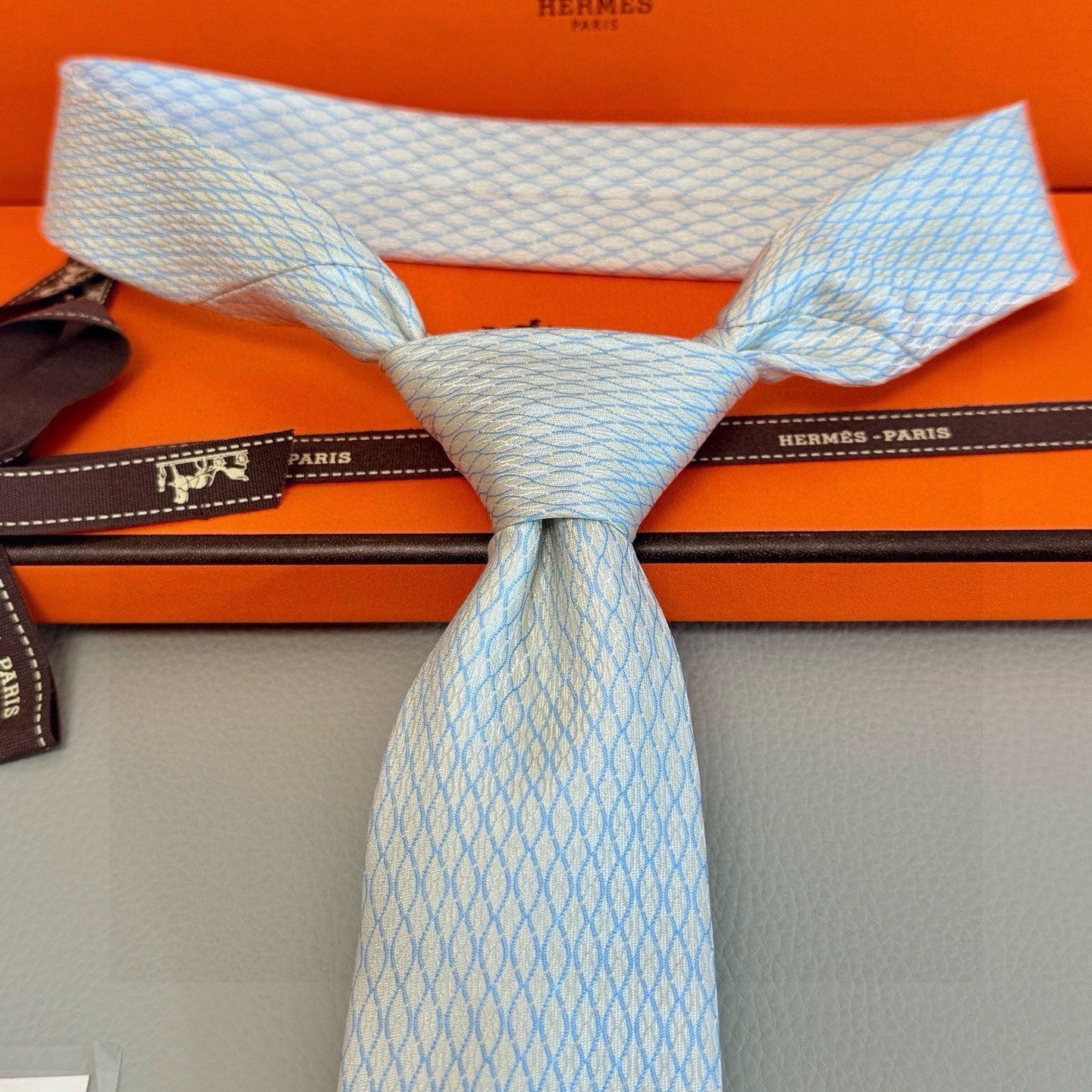 🌾👨‍✈男士新款领带系列【H网状印花领带】👔👔，稀有H家每年都有一千条不同印花的领带面世，从最初的多以几