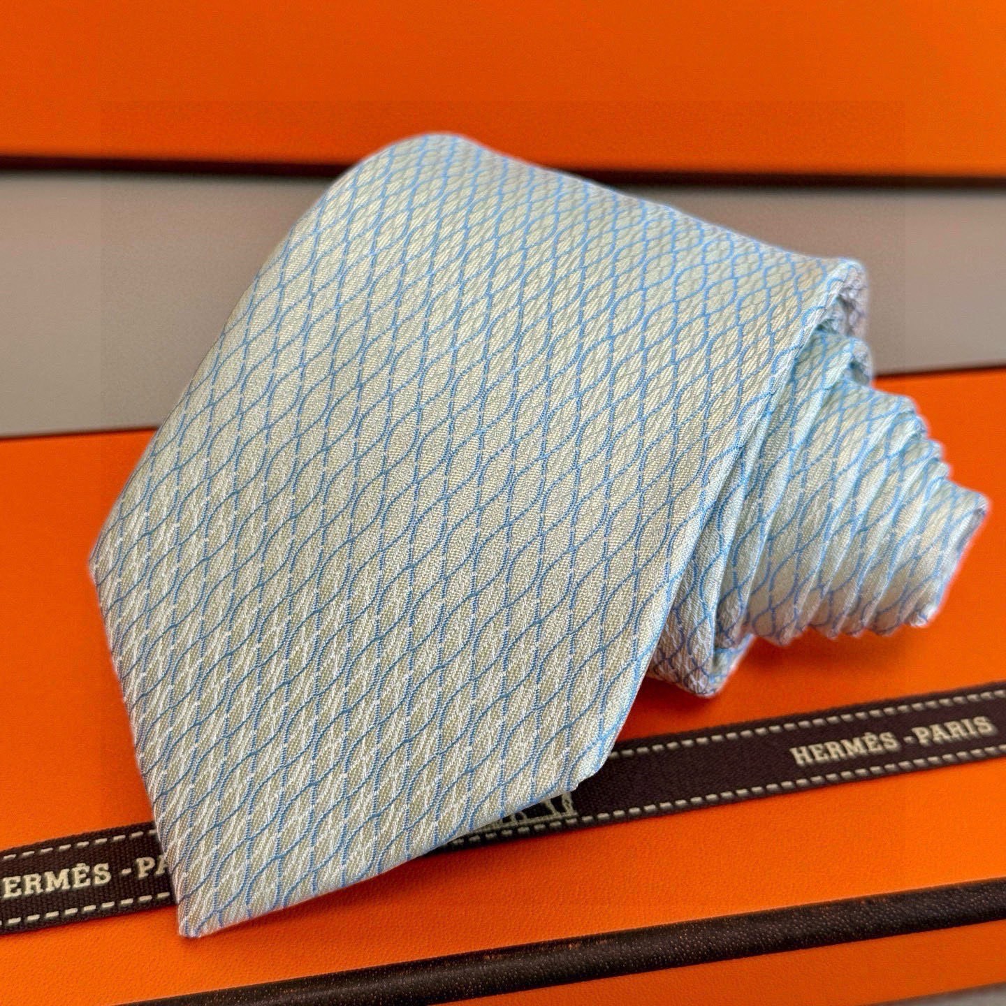 🌾👨‍✈男士新款领带系列【H网状印花领带】👔👔，稀有H家每年都有一千条不同印花的领带面世，从最初的多以几