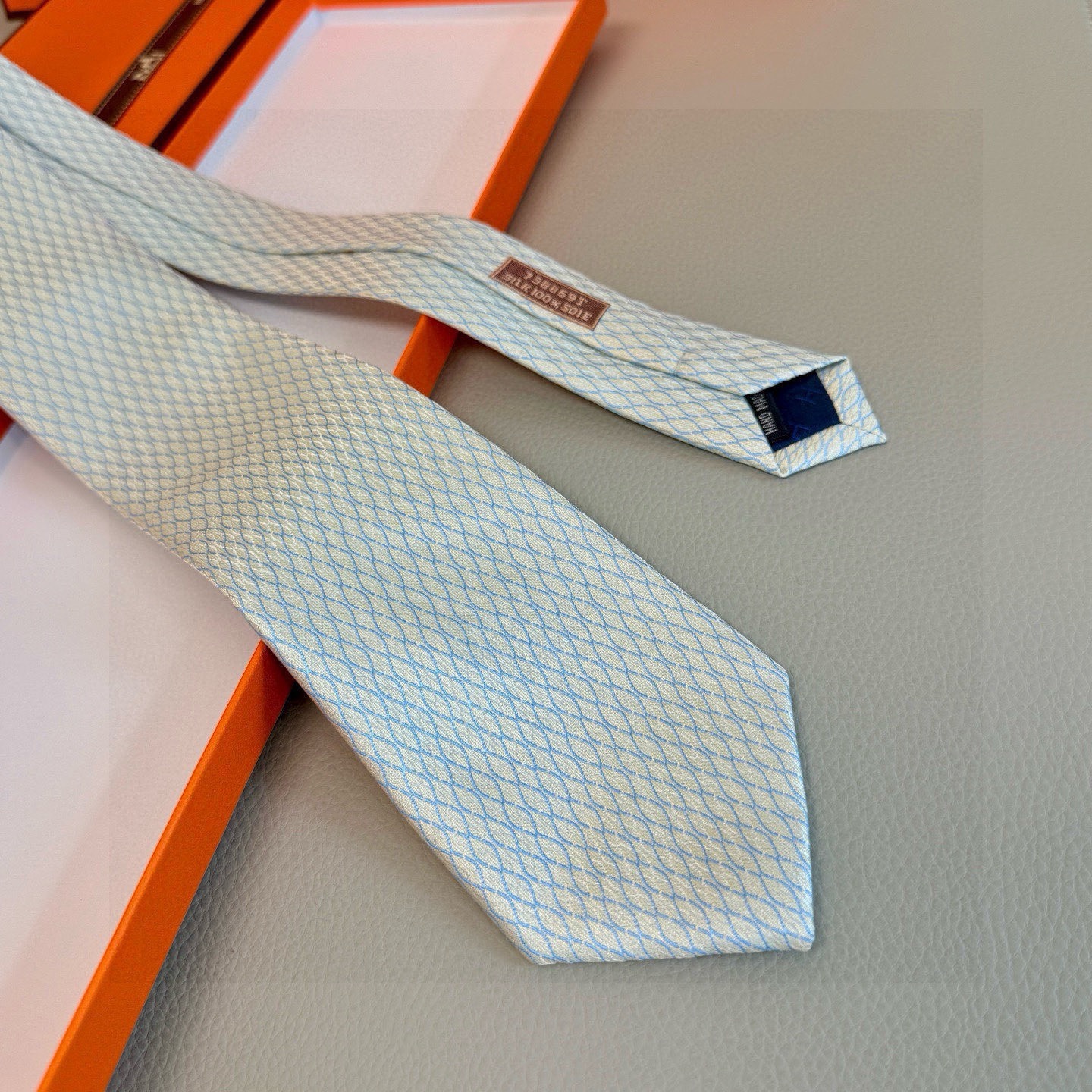 🌾👨‍✈男士新款领带系列【H网状印花领带】👔👔，稀有H家每年都有一千条不同印花的领带面世，从最初的多以几
