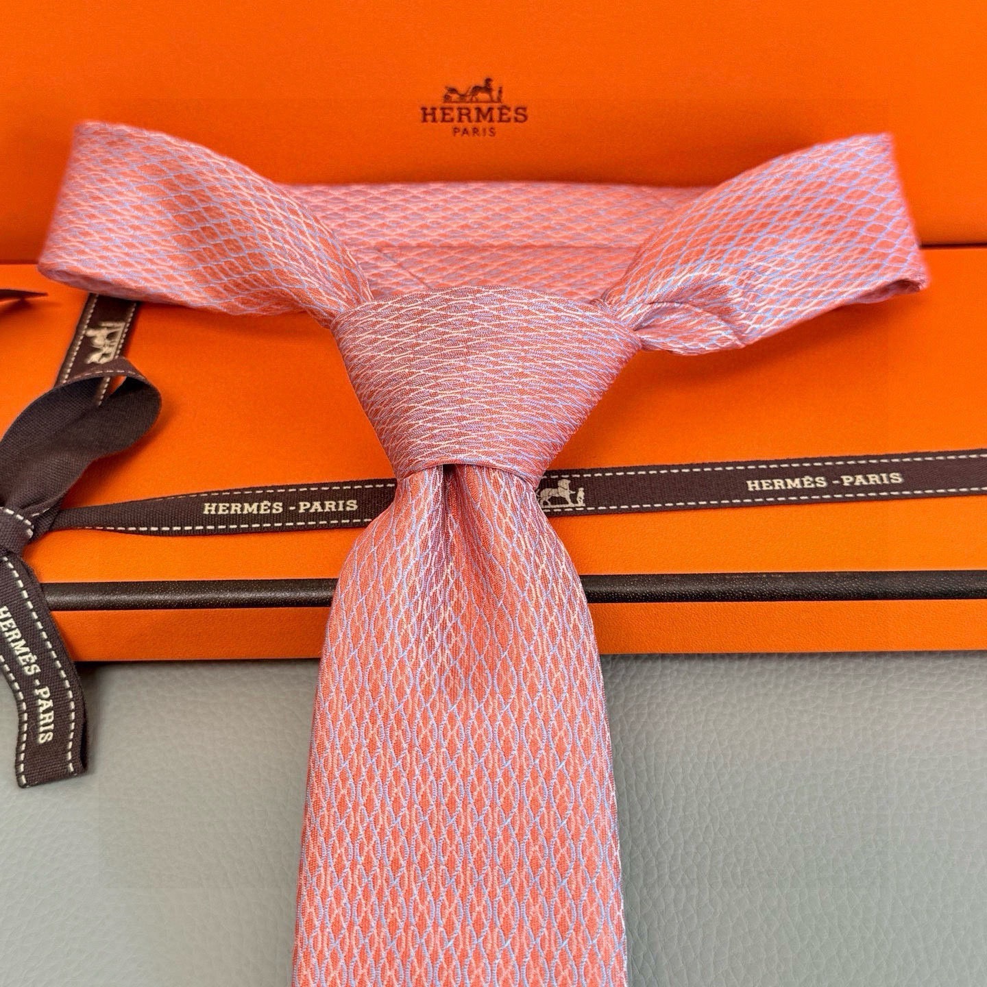 🌾👨‍✈男士新款领带系列【H网状印花领带】👔👔，稀有H家每年都有一千条不同印花的领带面世，从最初的多以几