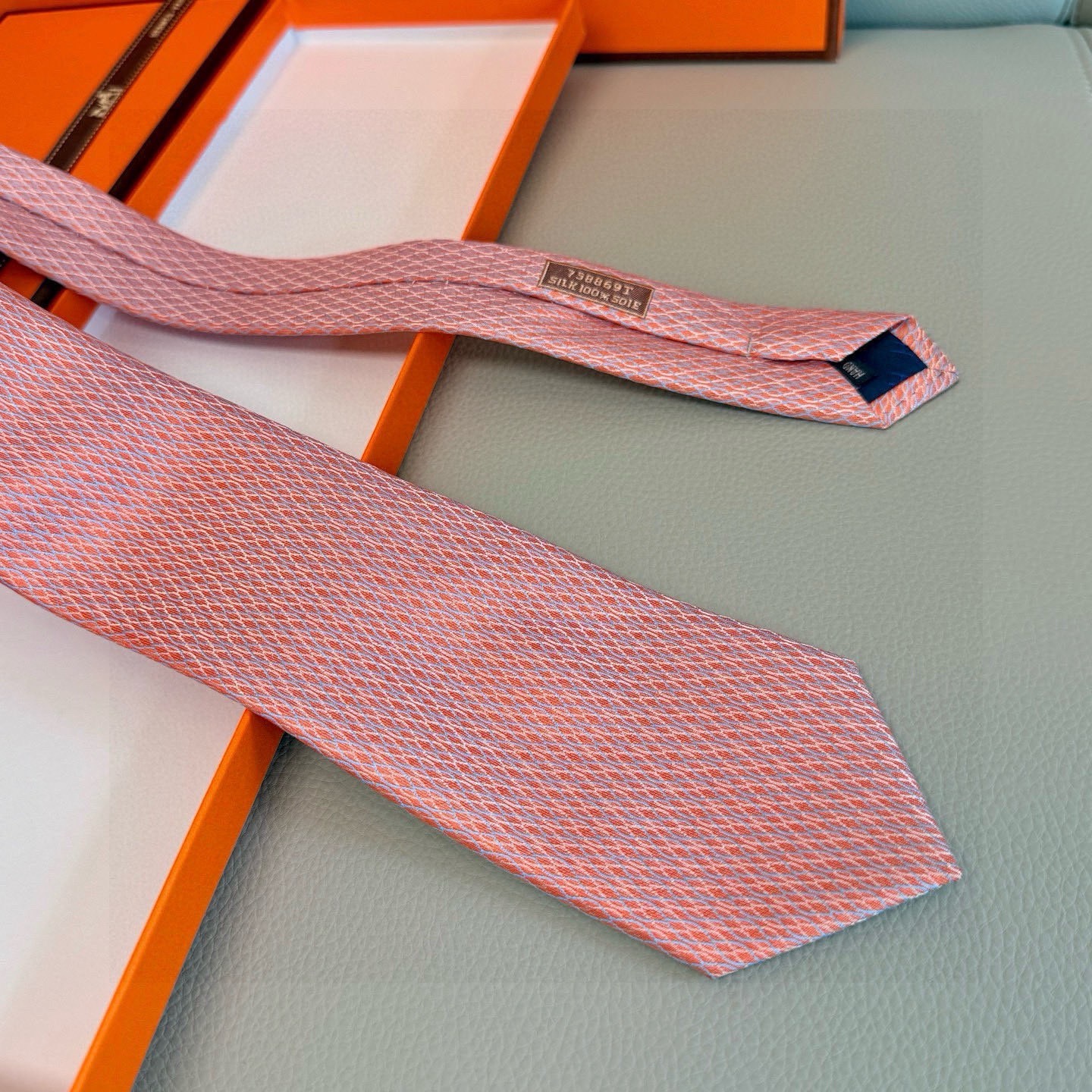🌾👨‍✈男士新款领带系列【H网状印花领带】👔👔，稀有H家每年都有一千条不同印花的领带面世，从最初的多以几