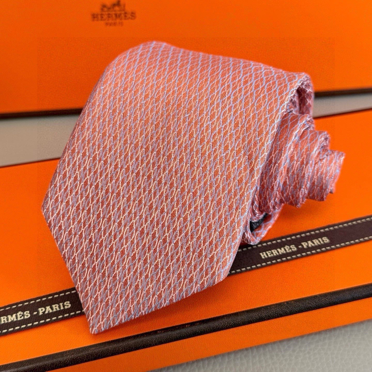 🌾👨‍✈男士新款领带系列【H网状印花领带】👔👔，稀有H家每年都有一千条不同印花的领带面世，从最初的多以几