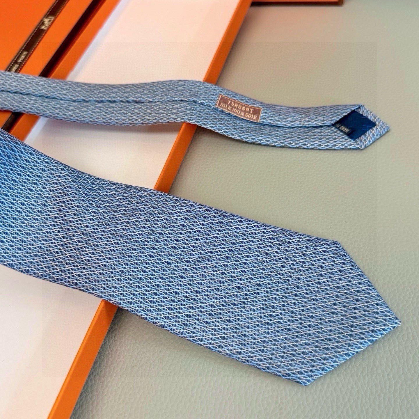 🌾👨‍✈男士新款领带系列【H网状印花领带】👔👔，稀有H家每年都有一千条不同印花的领带面世，从最初的多以几