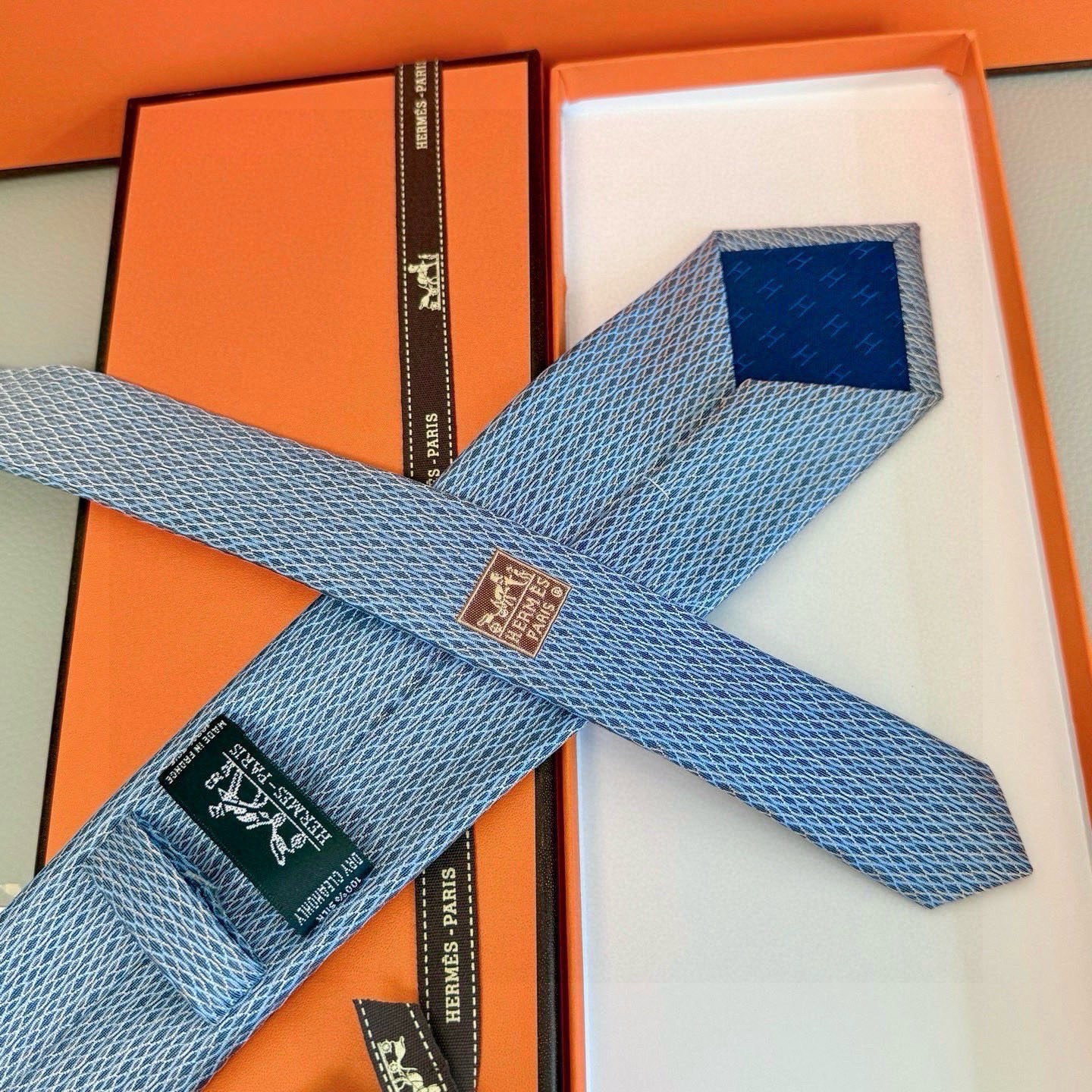 🌾👨‍✈男士新款领带系列【H网状印花领带】👔👔，稀有H家每年都有一千条不同印花的领带面世，从最初的多以几