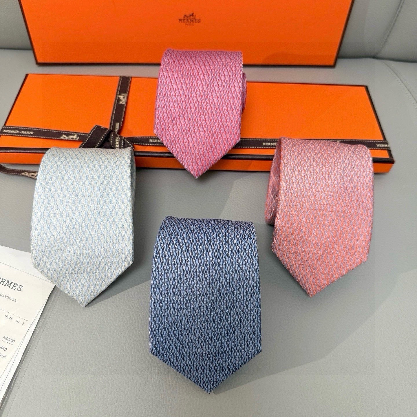 🌾👨‍✈男士新款领带系列【H网状印花领带】👔👔，稀有H家每年都有一千条不同印花的领带面世，从最初的多以几