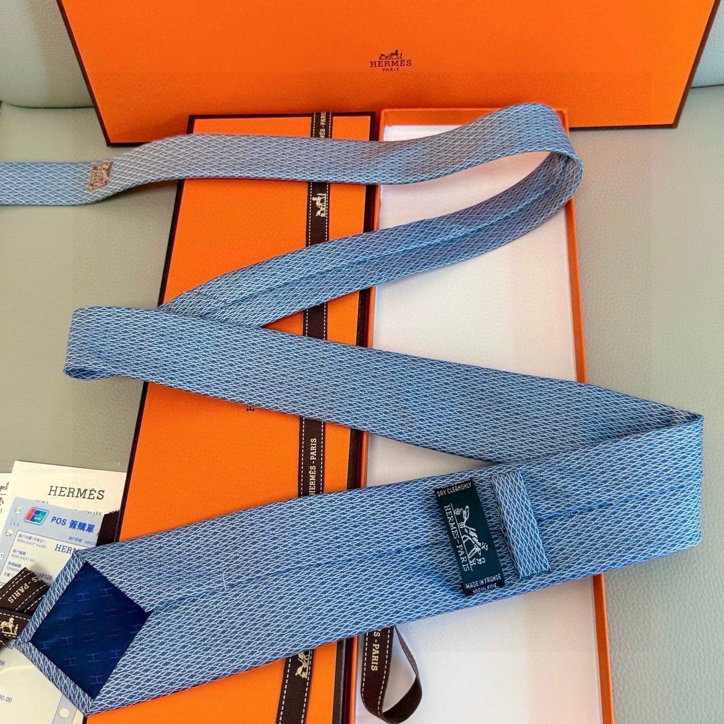 🌾👨‍✈男士新款领带系列【H网状印花领带】👔👔，稀有H家每年都有一千条不同印花的领带面世，从最初的多以几