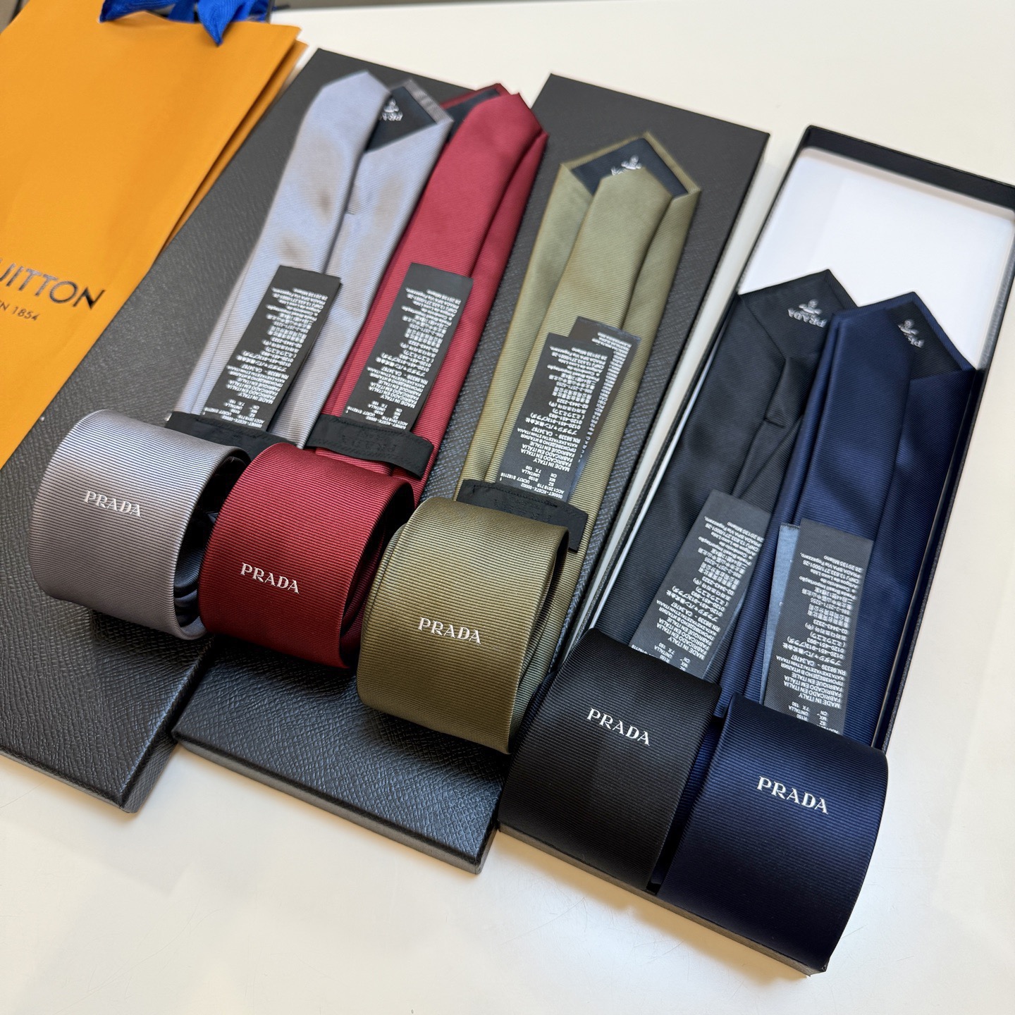 🌾普拉达专柜同步 新款领带！P家经典领带中性款 Prada徽标领带，高端定制👑稀有😻😻展现精湛手工与时尚