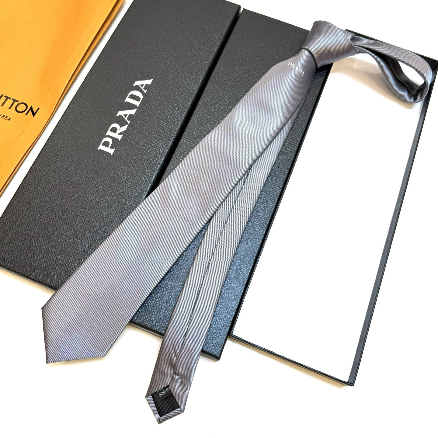 🌾普拉达专柜同步 新款领带！P家经典领带中性款 Prada徽标领带，高端定制👑稀有😻😻展现精湛手工与时尚