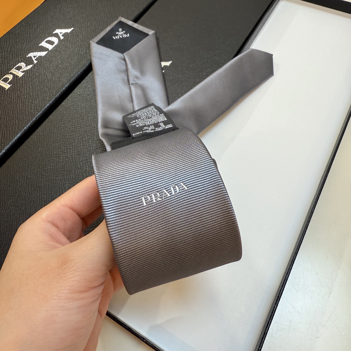 🌾普拉达专柜同步 新款领带！P家经典领带中性款 Prada徽标领带，高端定制👑稀有😻😻展现精湛手工与时尚
