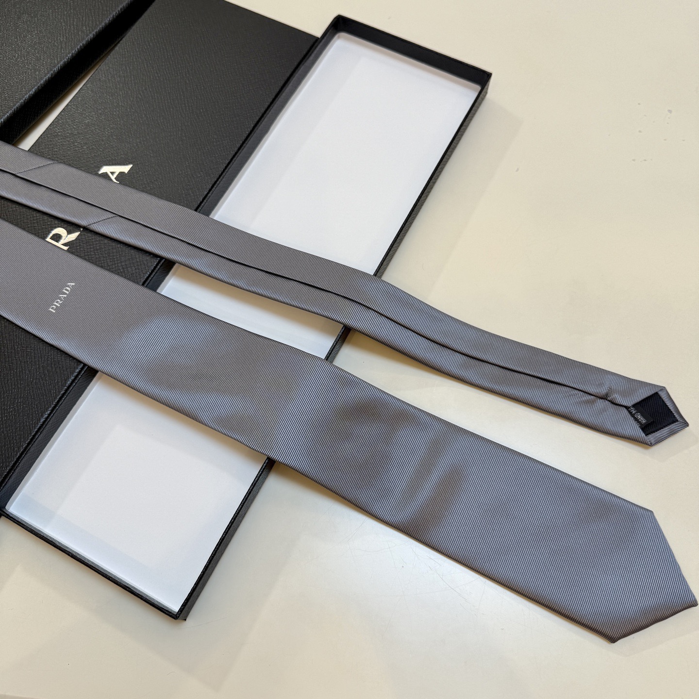 🌾普拉达专柜同步 新款领带！P家经典领带中性款 Prada徽标领带，高端定制👑稀有😻😻展现精湛手工与时尚