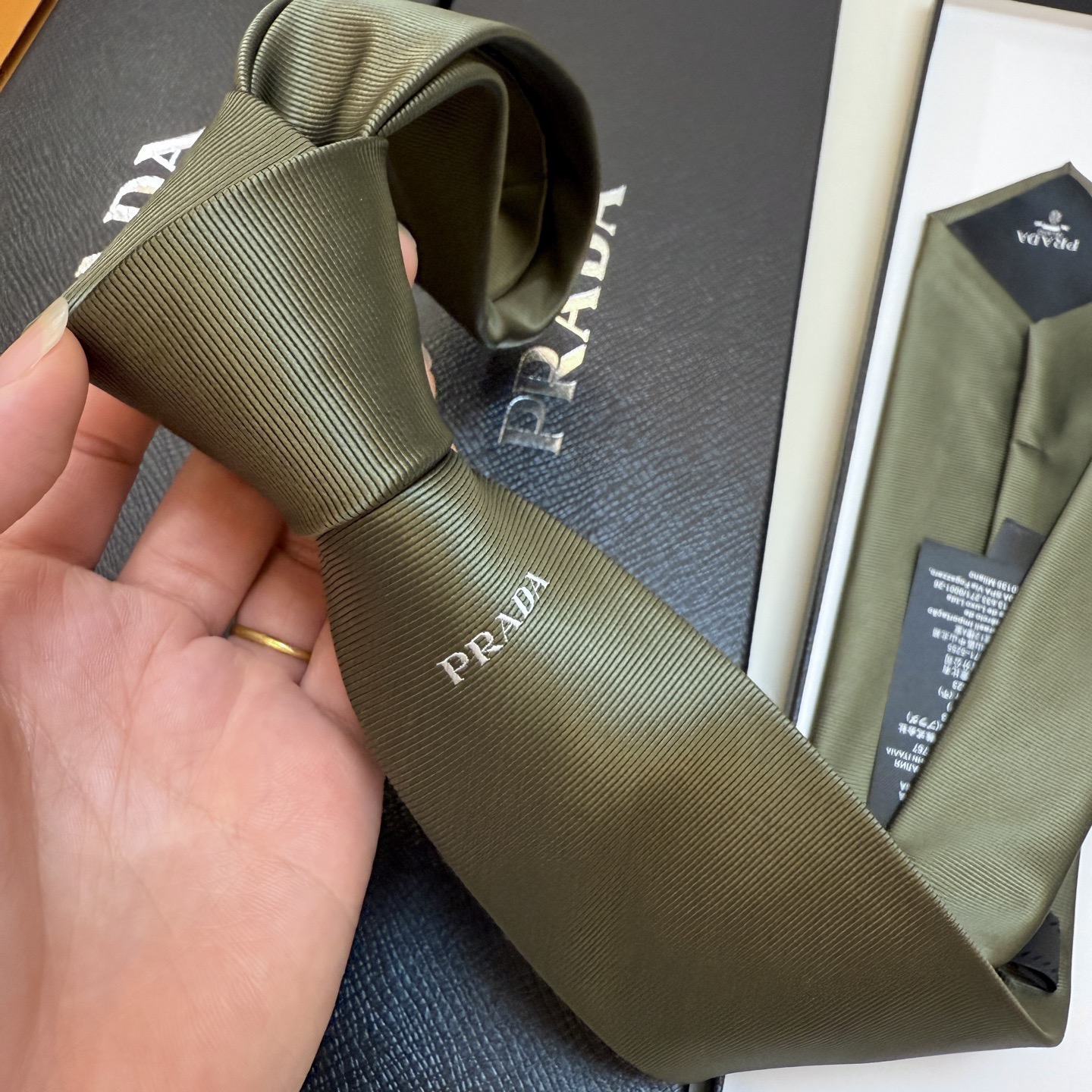 🌾普拉达专柜同步 新款领带！P家经典领带中性款 Prada徽标领带，高端定制👑稀有😻😻展现精湛手工与时尚