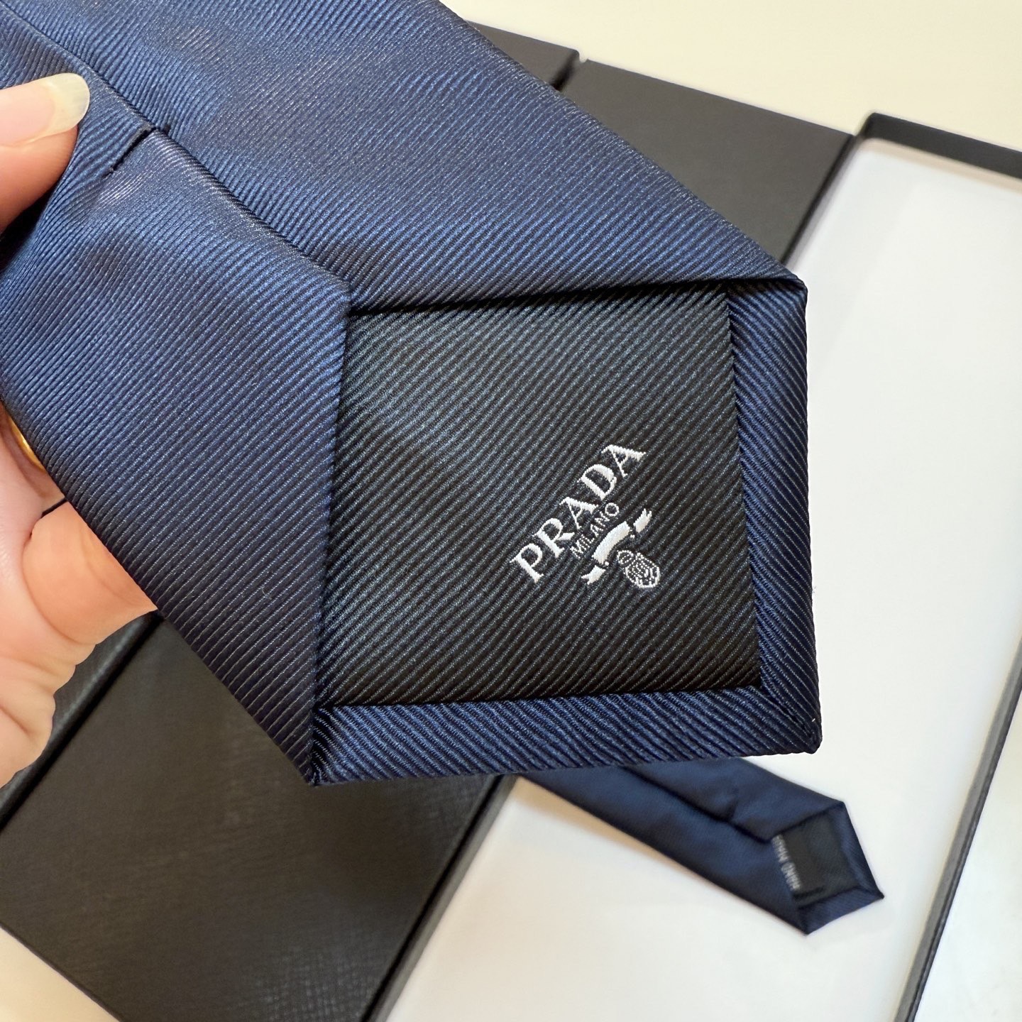 🌾普拉达专柜同步 新款领带！P家经典领带中性款 Prada徽标领带，高端定制👑稀有😻😻展现精湛手工与时尚