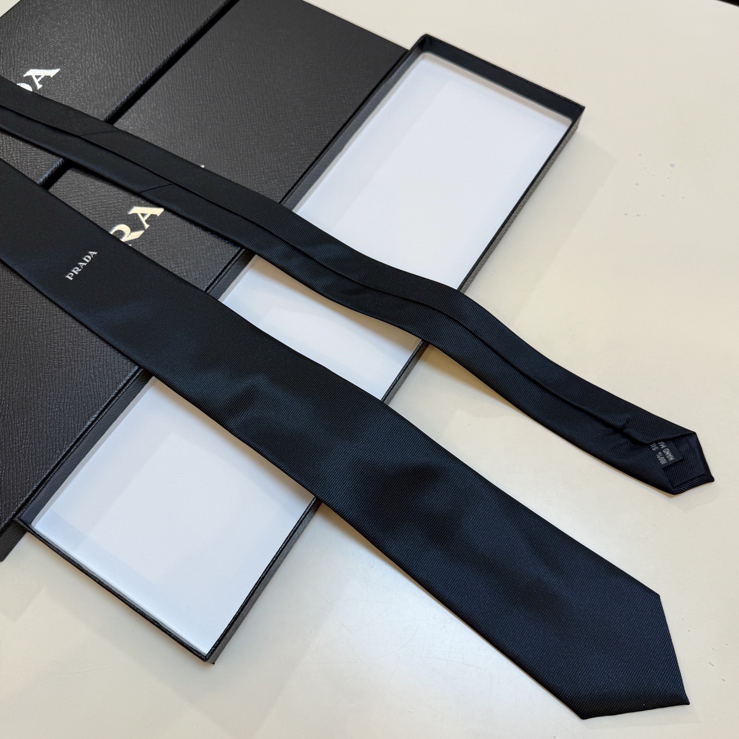 🌾普拉达专柜同步 新款领带！P家经典领带中性款 Prada徽标领带，高端定制👑稀有😻😻展现精湛手工与时尚
