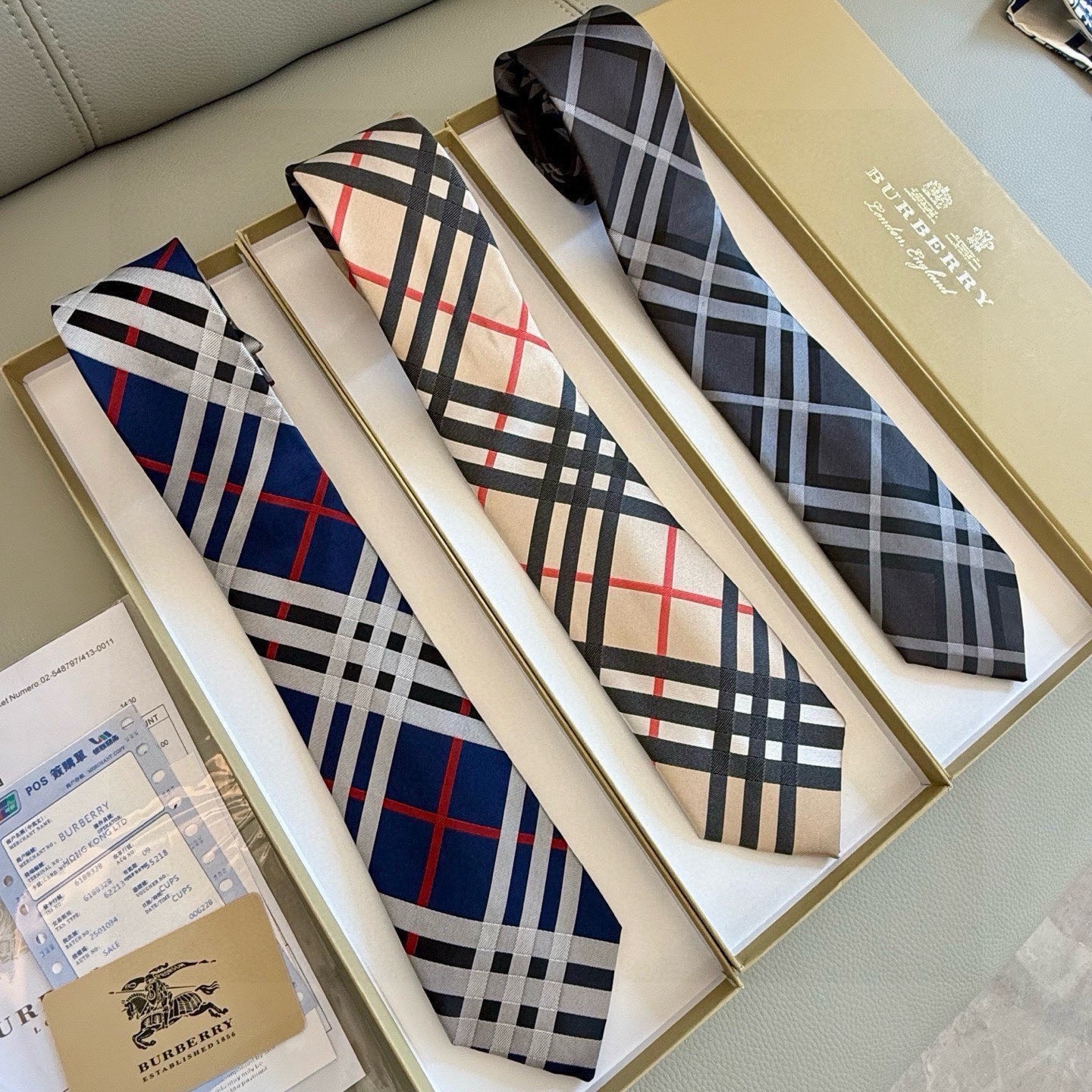 🌾B家专柜同步💖💖👔👔男士【英伦格纹领带】，稀有😻😻展现精湛手工与时尚优雅的理想选择，这款采用B家最具标