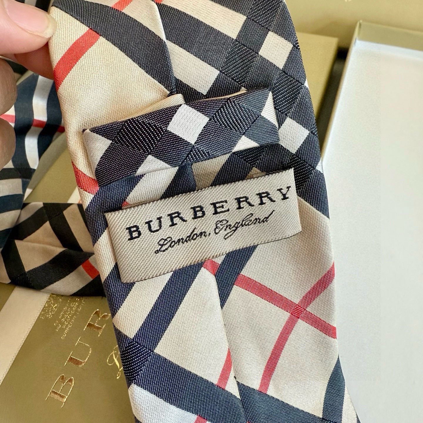 🌾B家专柜同步💖💖👔👔男士【英伦格纹领带】，稀有😻😻展现精湛手工与时尚优雅的理想选择，这款采用B家最具标